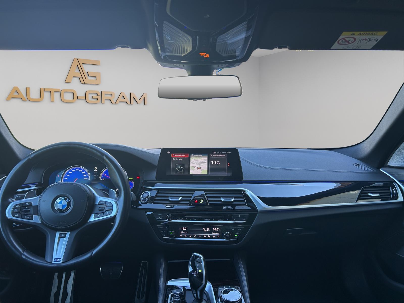 BMW M550i xDrive Steptronic-image-16