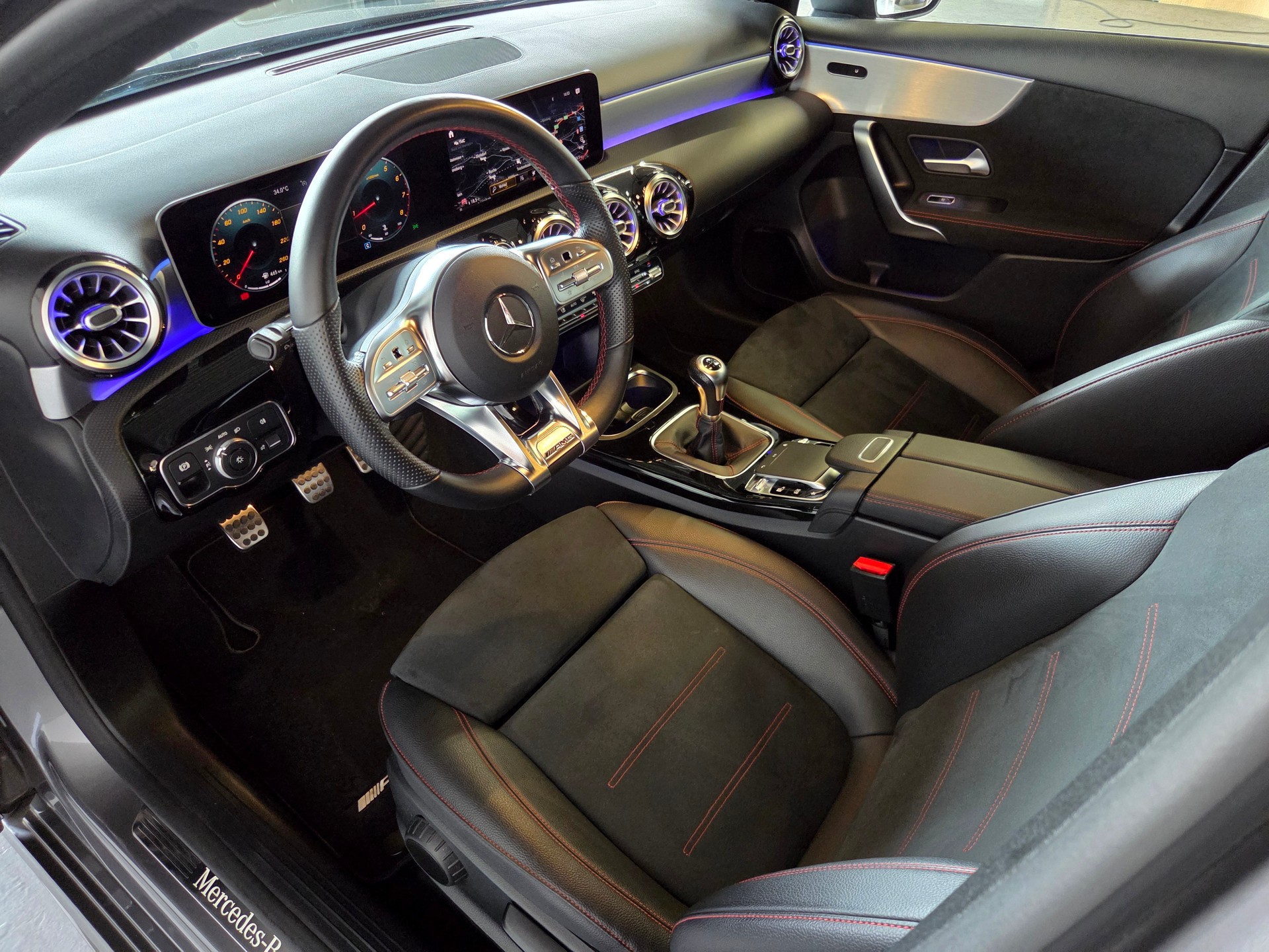 MERCEDES-BENZ A 200 AMG Line-showroom-element-3