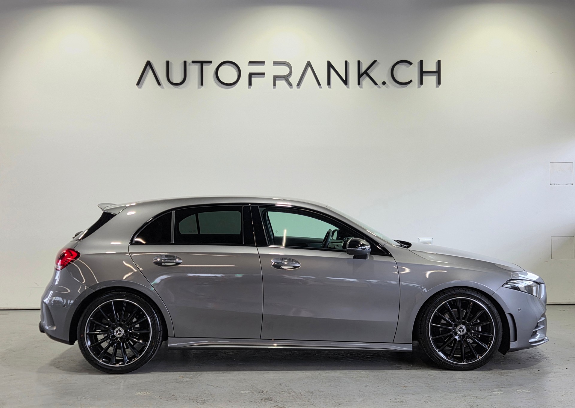 MERCEDES-BENZ A 200 AMG Line-showroom-element-1