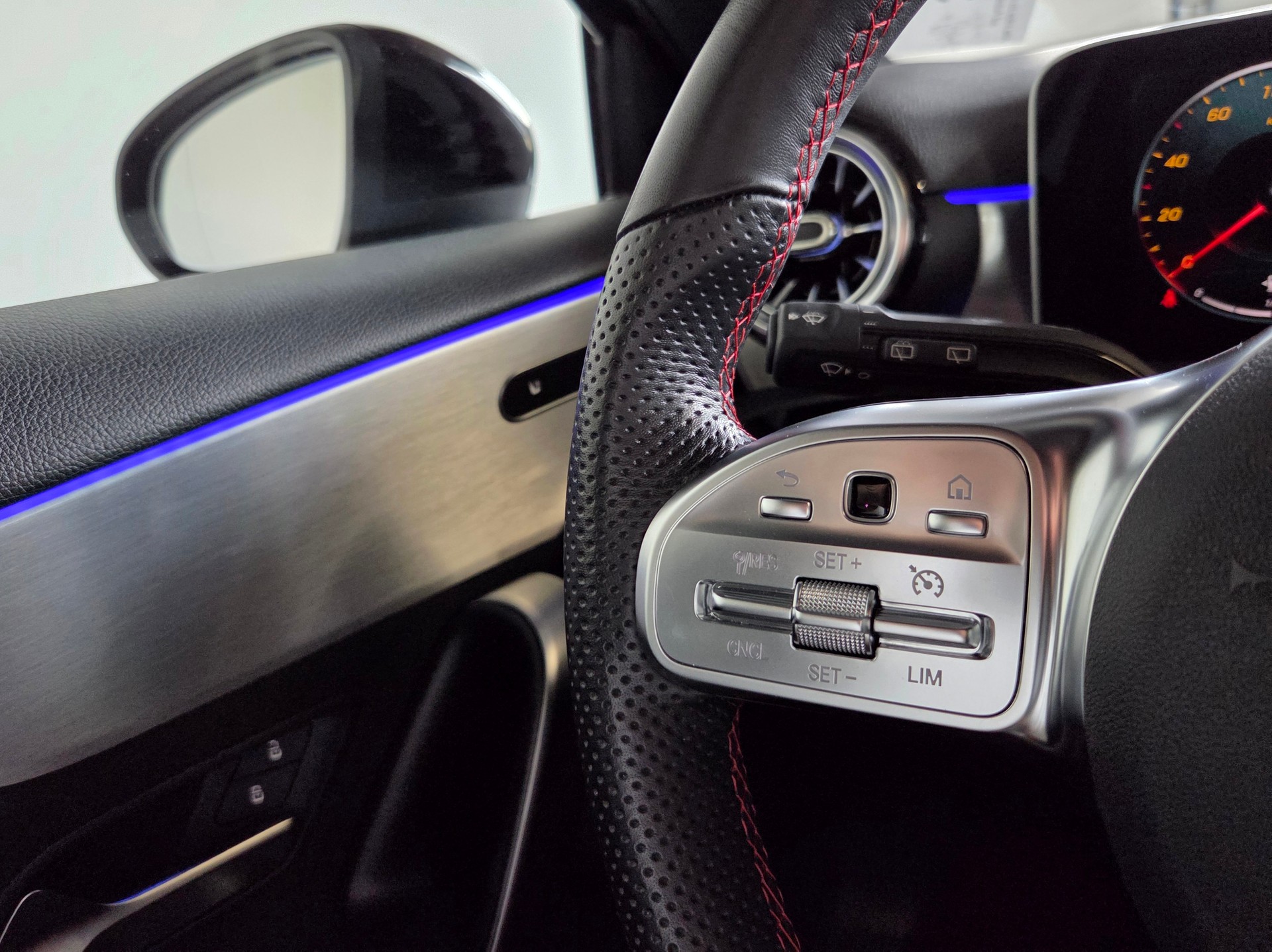 MERCEDES-BENZ A 200 AMG Line-image-10