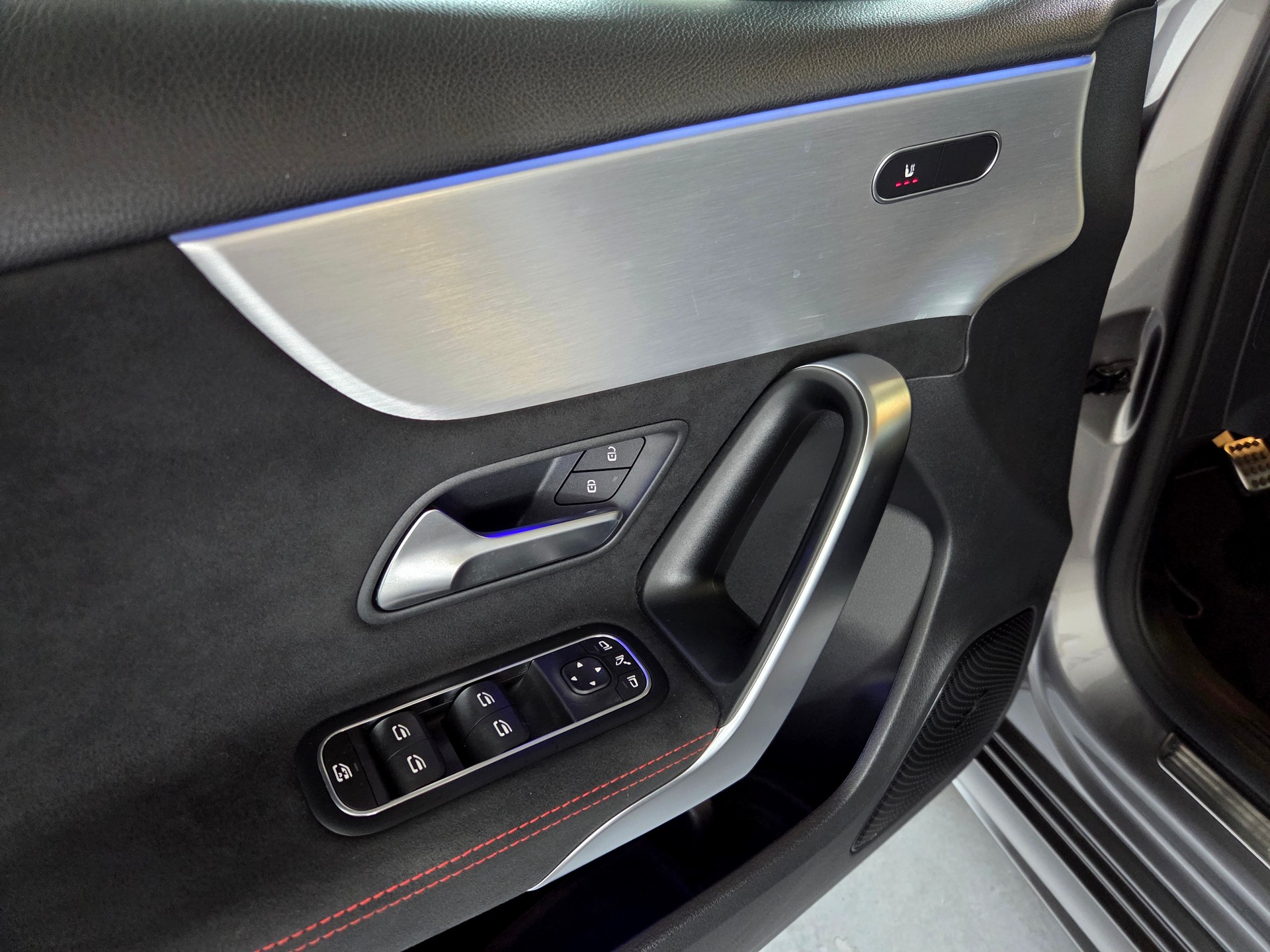 MERCEDES-BENZ A 200 AMG Line-image-12