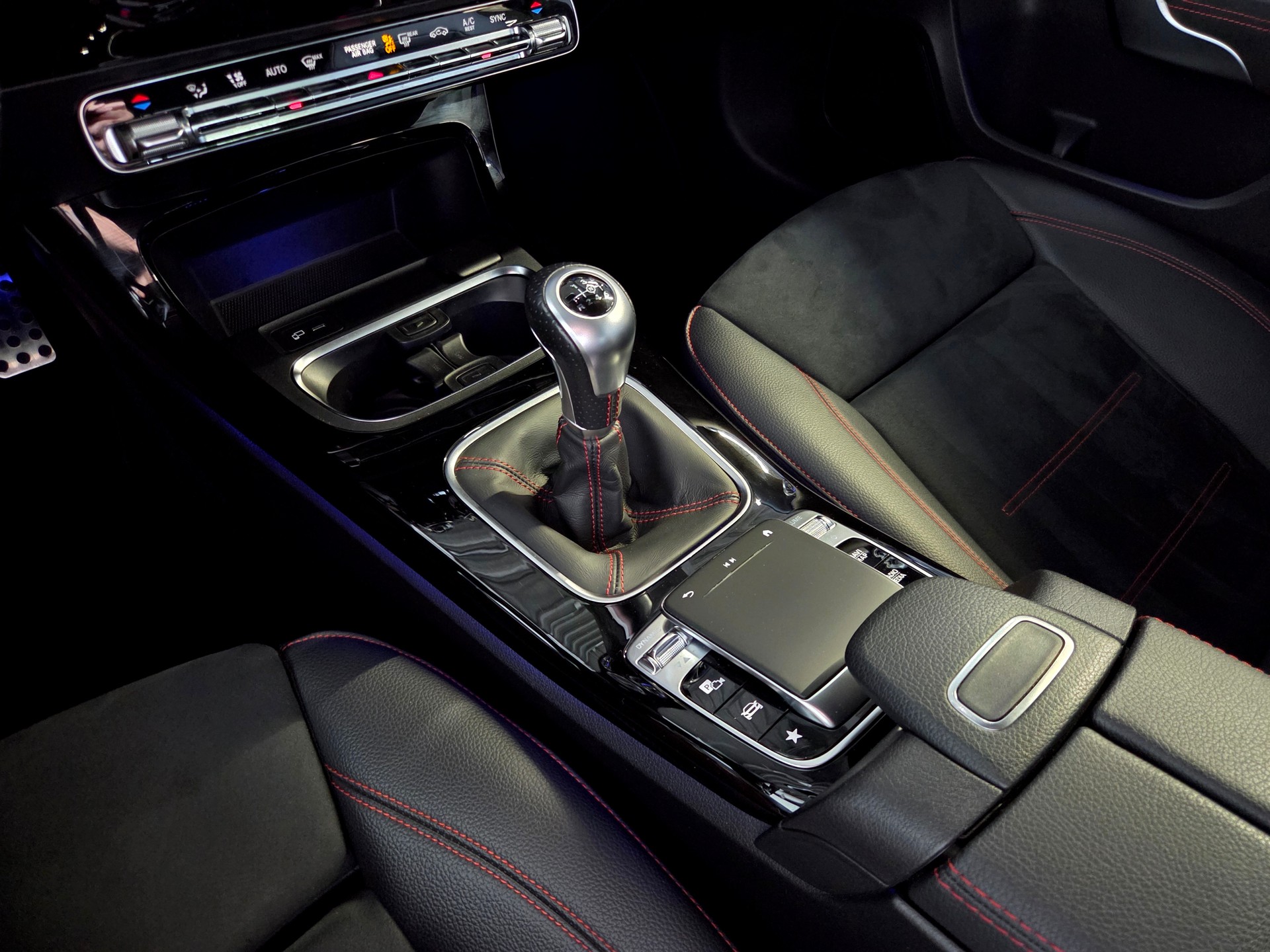 MERCEDES-BENZ A 200 AMG Line-image-17