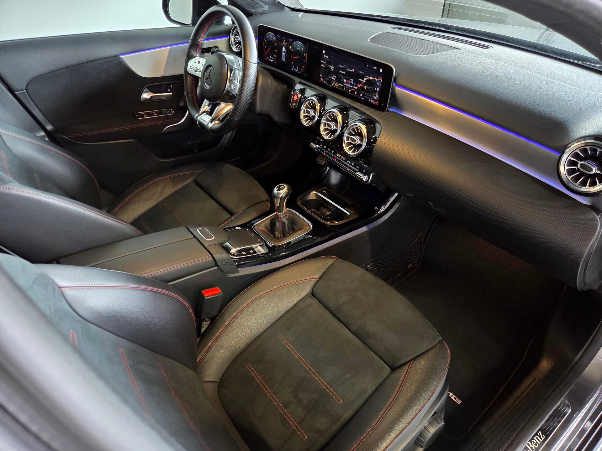MERCEDES-BENZ A 200 AMG Line-image-16
