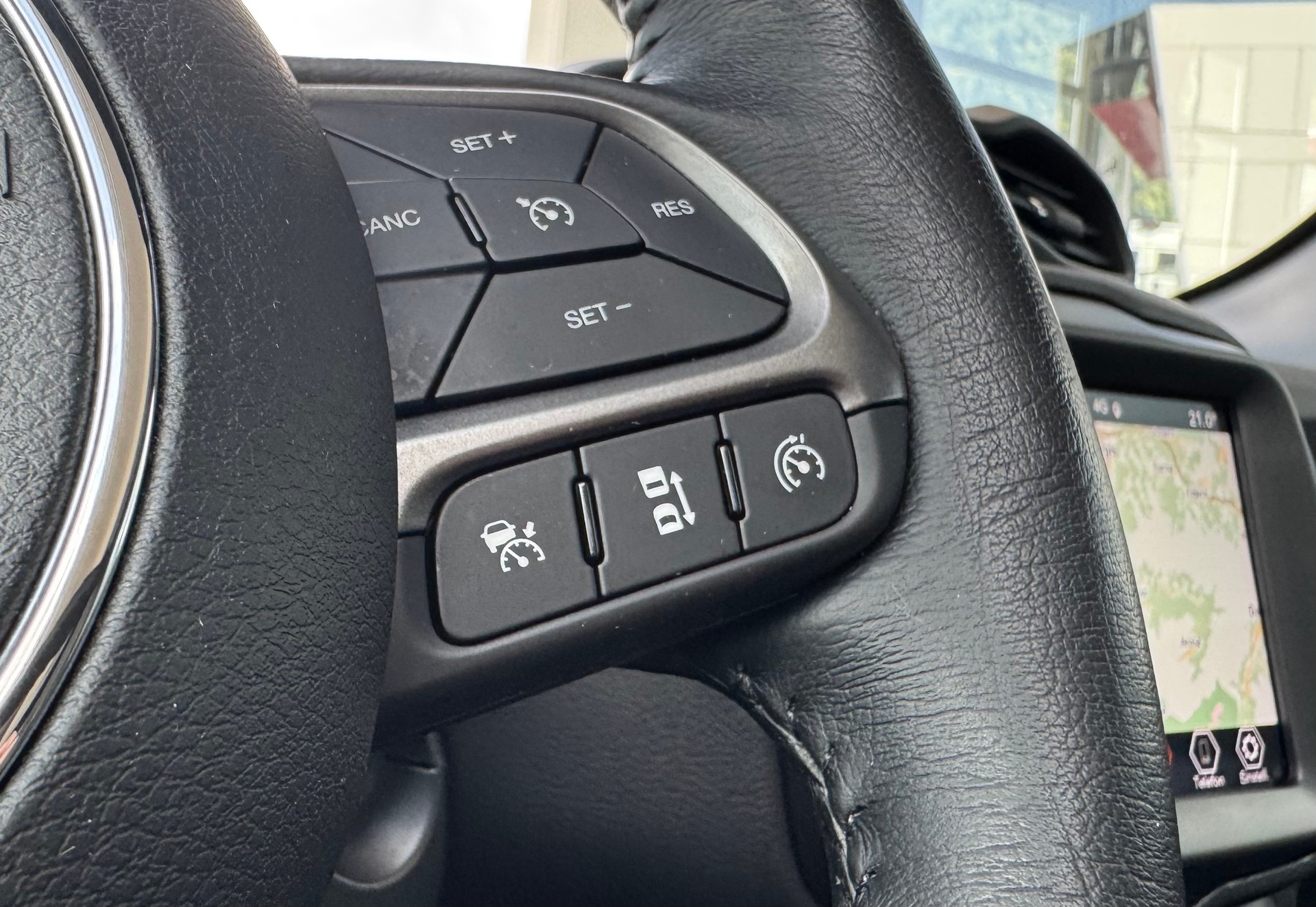JEEP Renegade 1.3 T PHEV S AWD-image-14