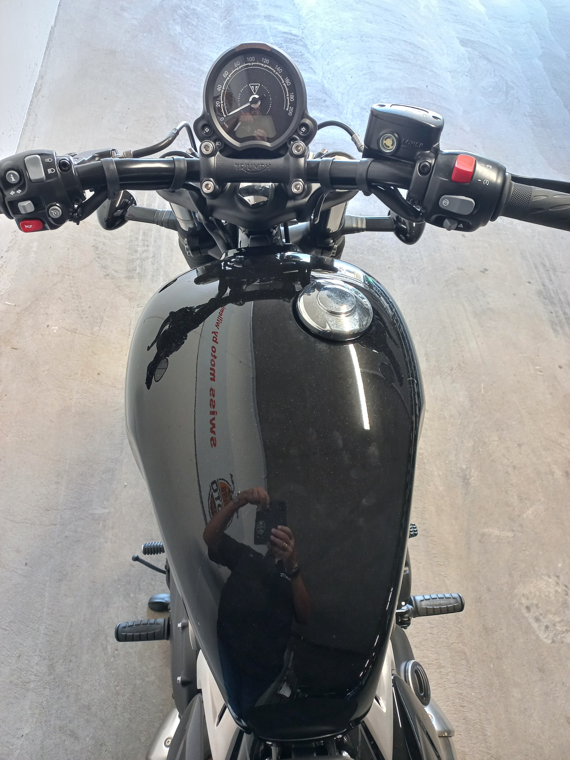 TRIUMPH Bonneville Bobber-showroom-element-3