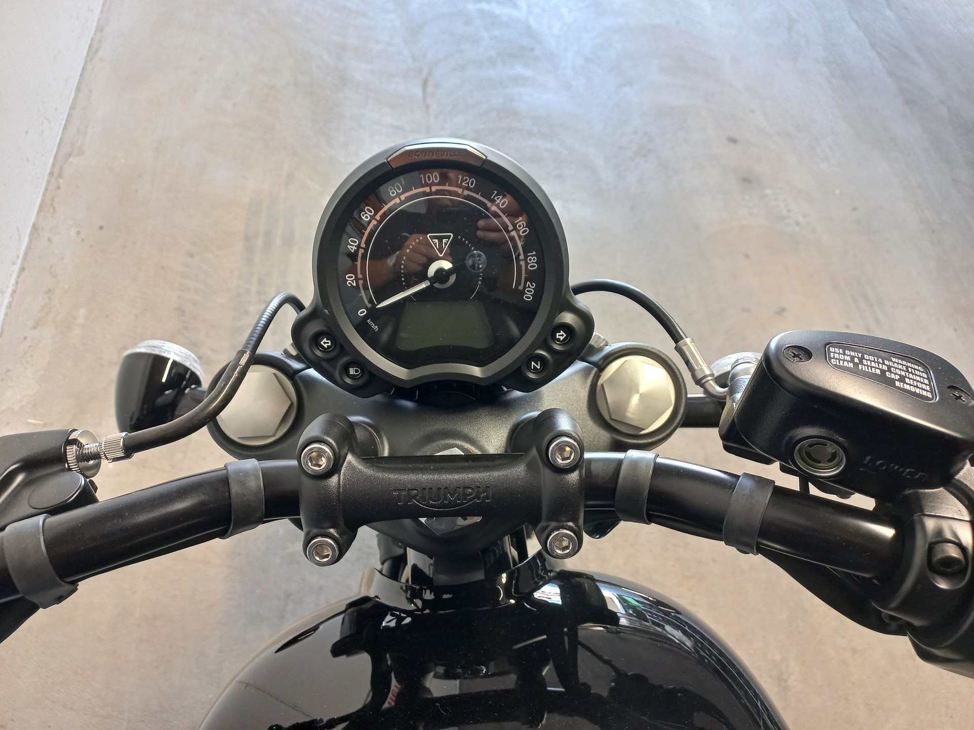 TRIUMPH Bonneville Bobber-image-4