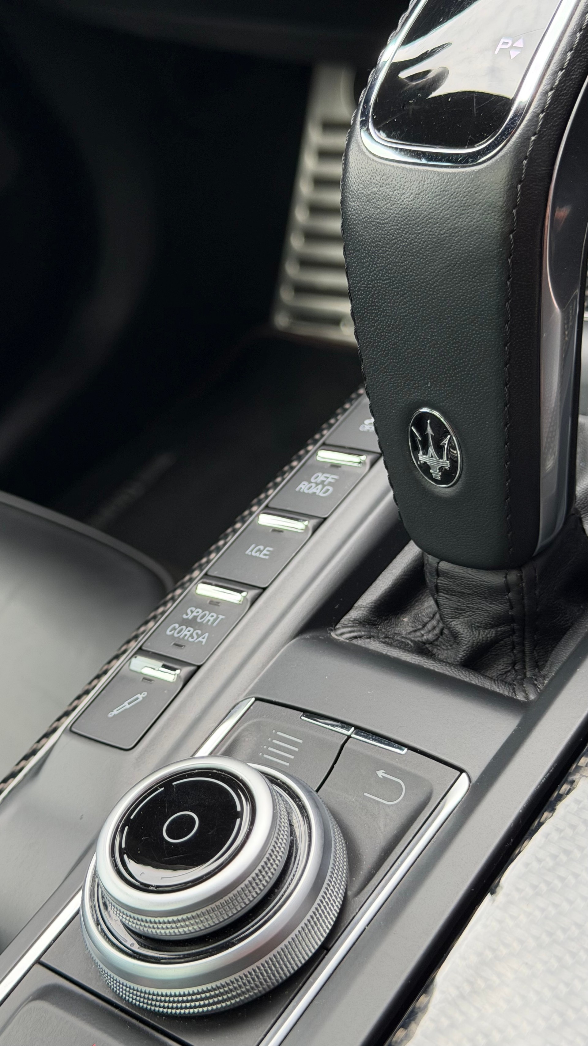 MASERATI Levante 3.8 V8 Trofeo ♦️Ferrari V8 Motor*Traumausstattung*1.Hand♦️-image-27