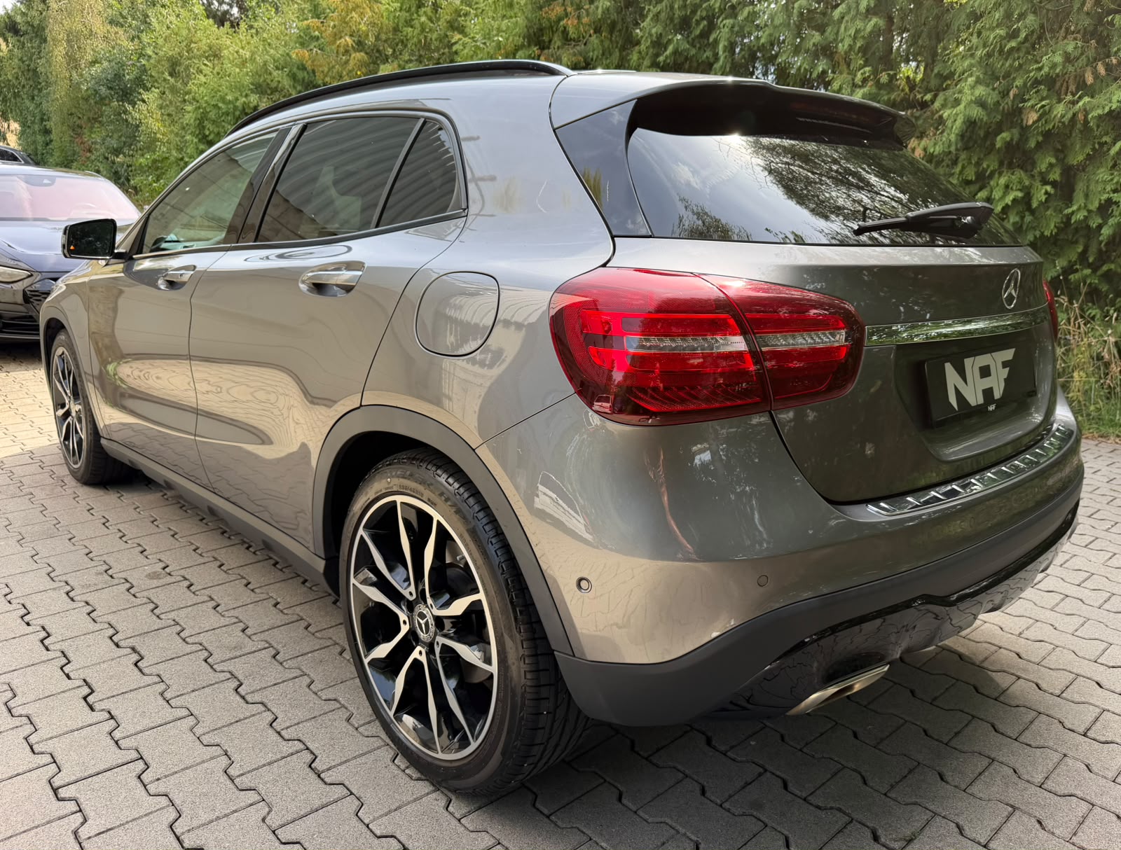 MERCEDES-BENZ GLA 200 Night Star 7G-DCT-showroom-element-2