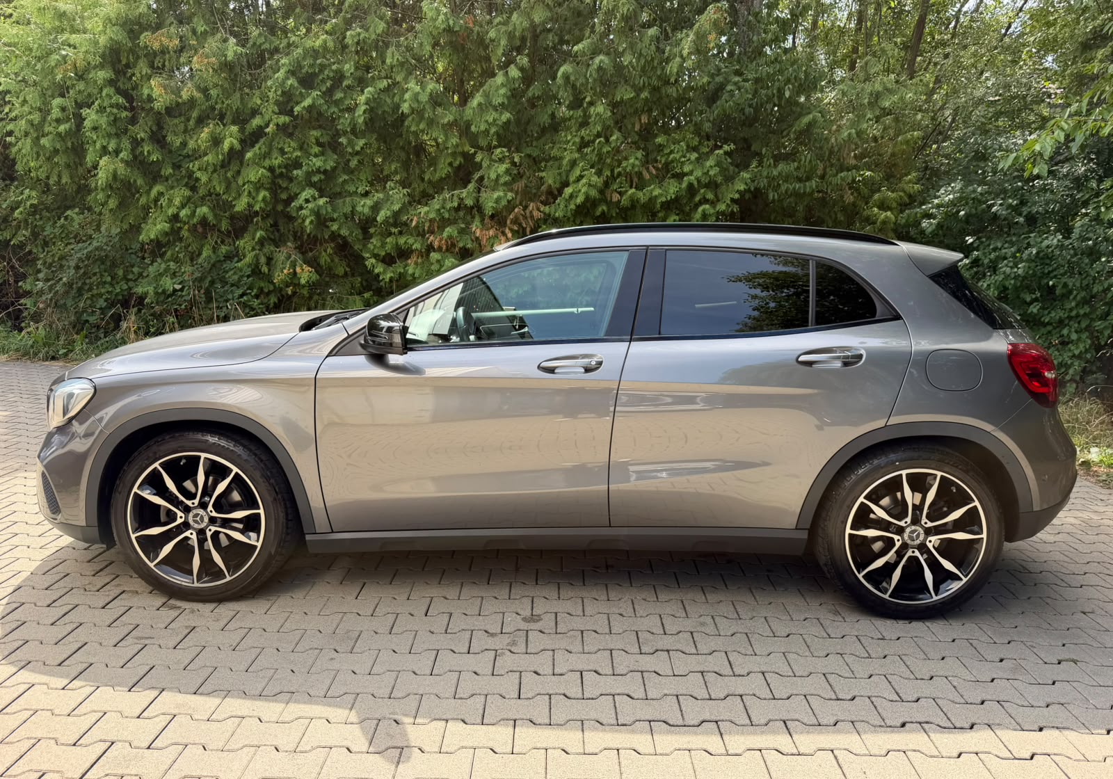 MERCEDES-BENZ GLA 200 Night Star 7G-DCT-showroom-element-1