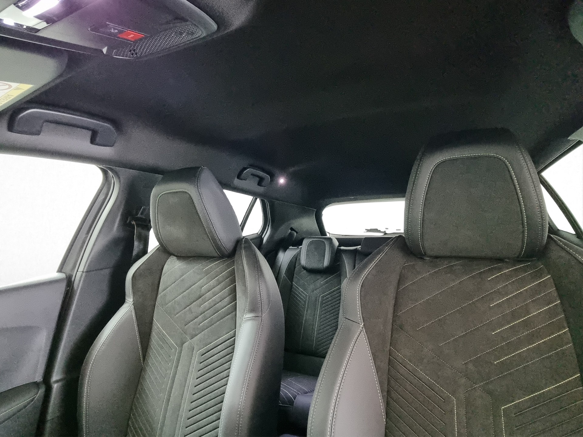 PEUGEOT 2008 54kWh e-GT-image-12