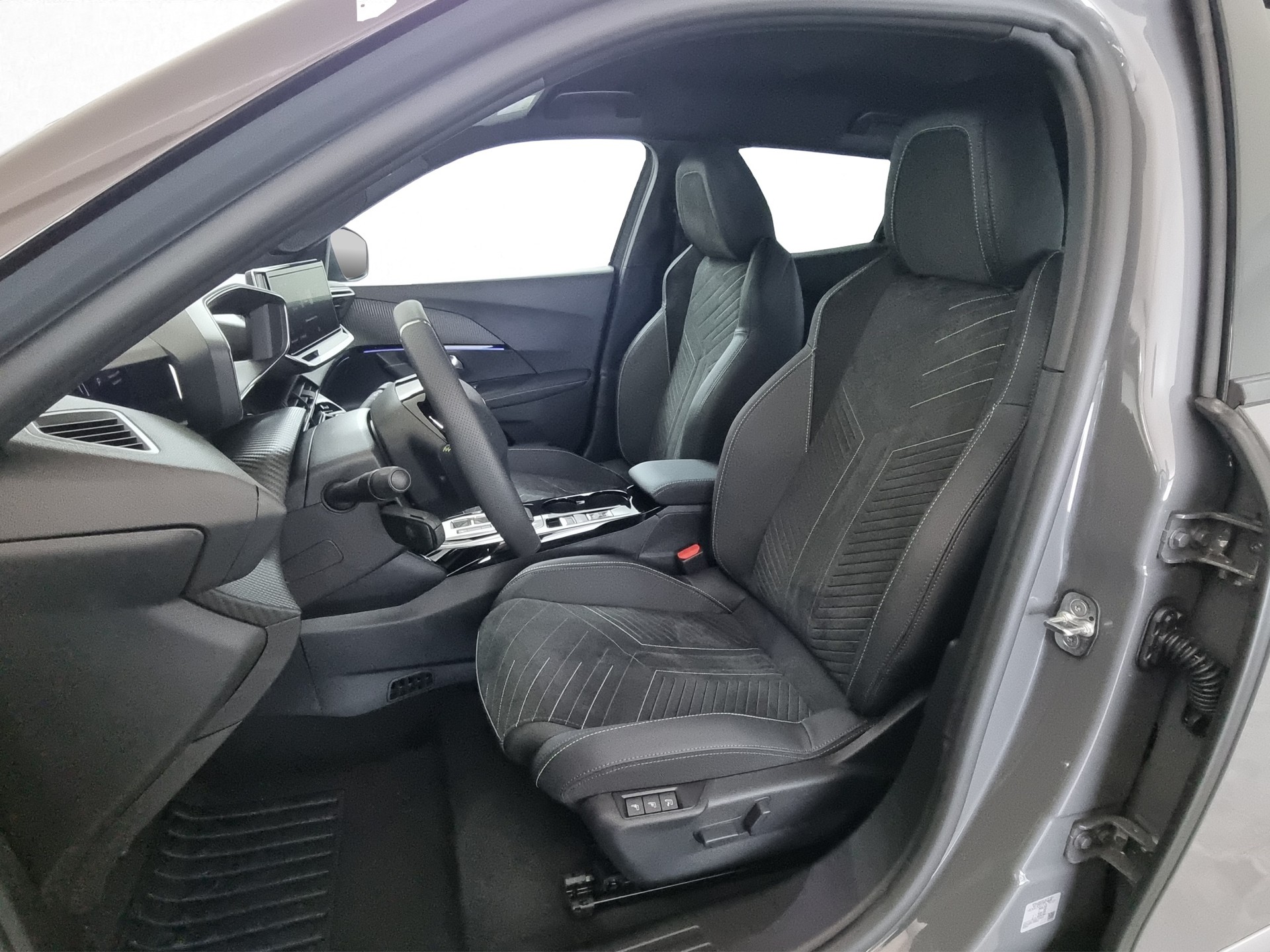 PEUGEOT 2008 54kWh e-GT-image-5