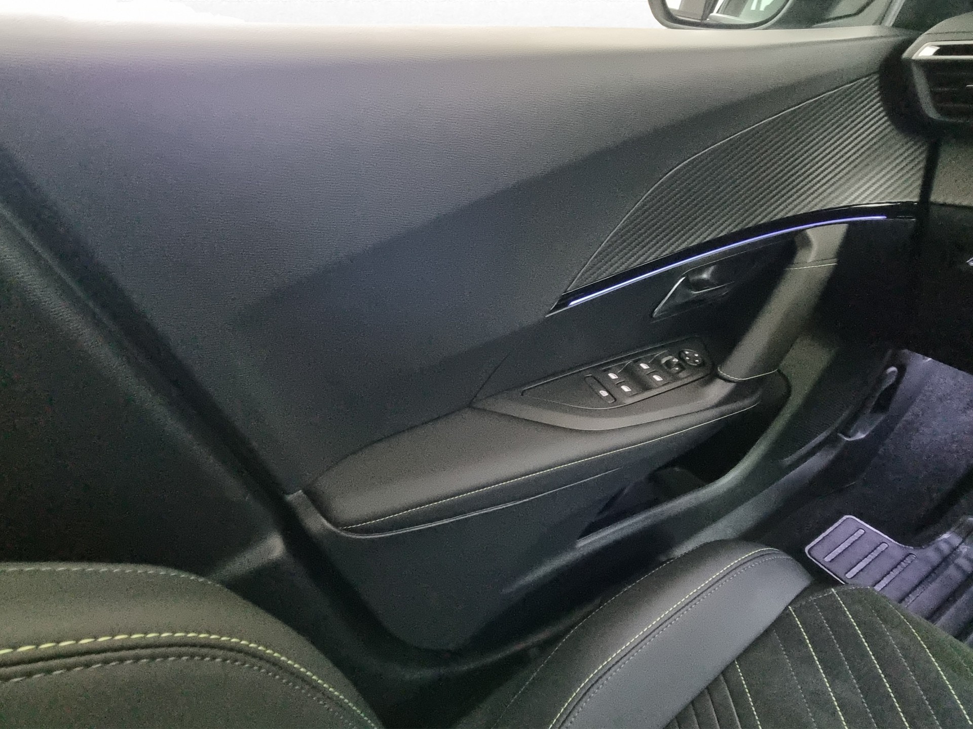 PEUGEOT 2008 54kWh e-GT-image-11