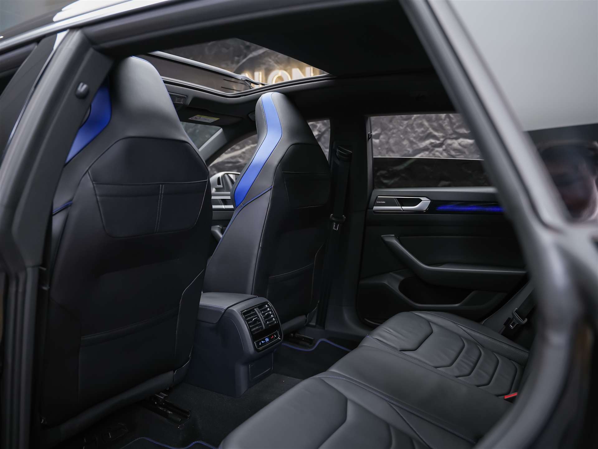 VW Arteon SB 2.0 TSI R 4Motion DSG *Panorama*Massage*Voll Leder*AHK*-image-13