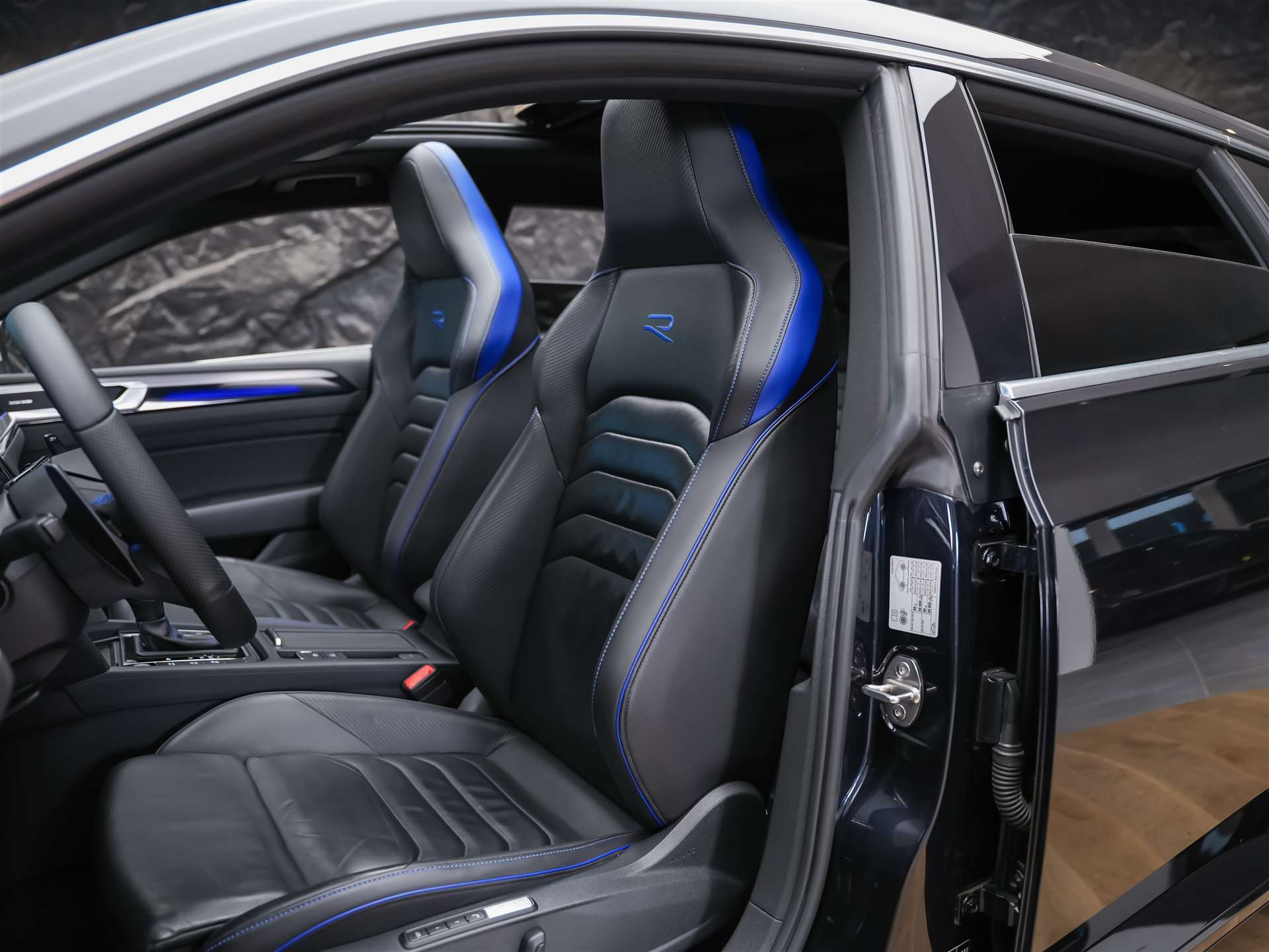 VW Arteon SB 2.0 TSI R 4Motion DSG *Panorama*Massage*Voll Leder*AHK*-image-9