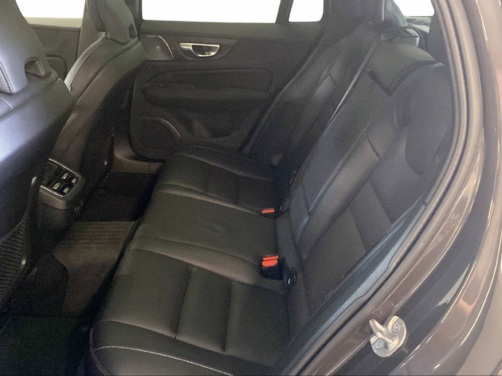VOLVO V60 Cross Country 2.0 B5 Ultim-image-13