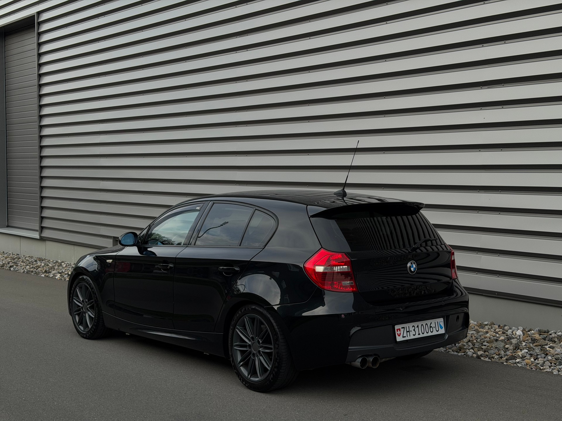 BMW 130i-showroom-element-3