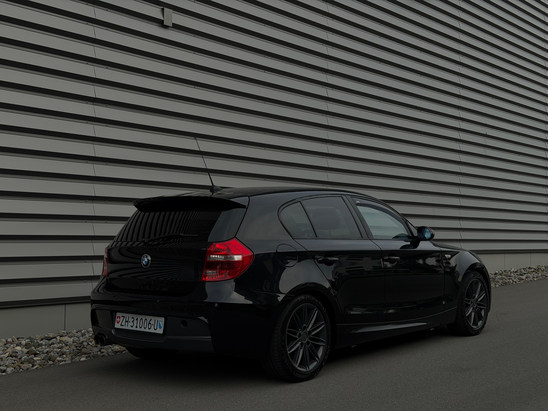 BMW 130i-showroom-element-2