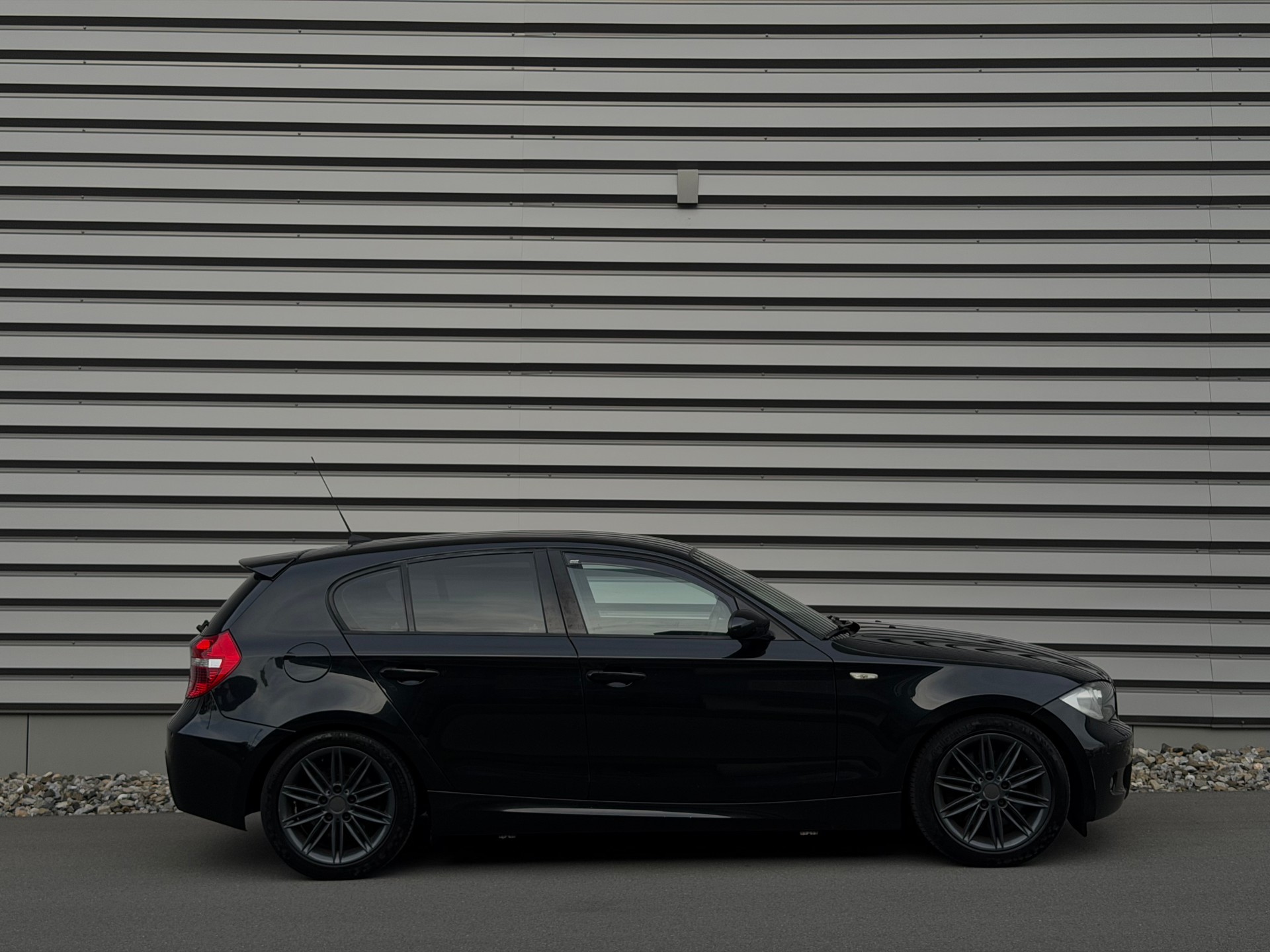 BMW 130i-showroom-element-1