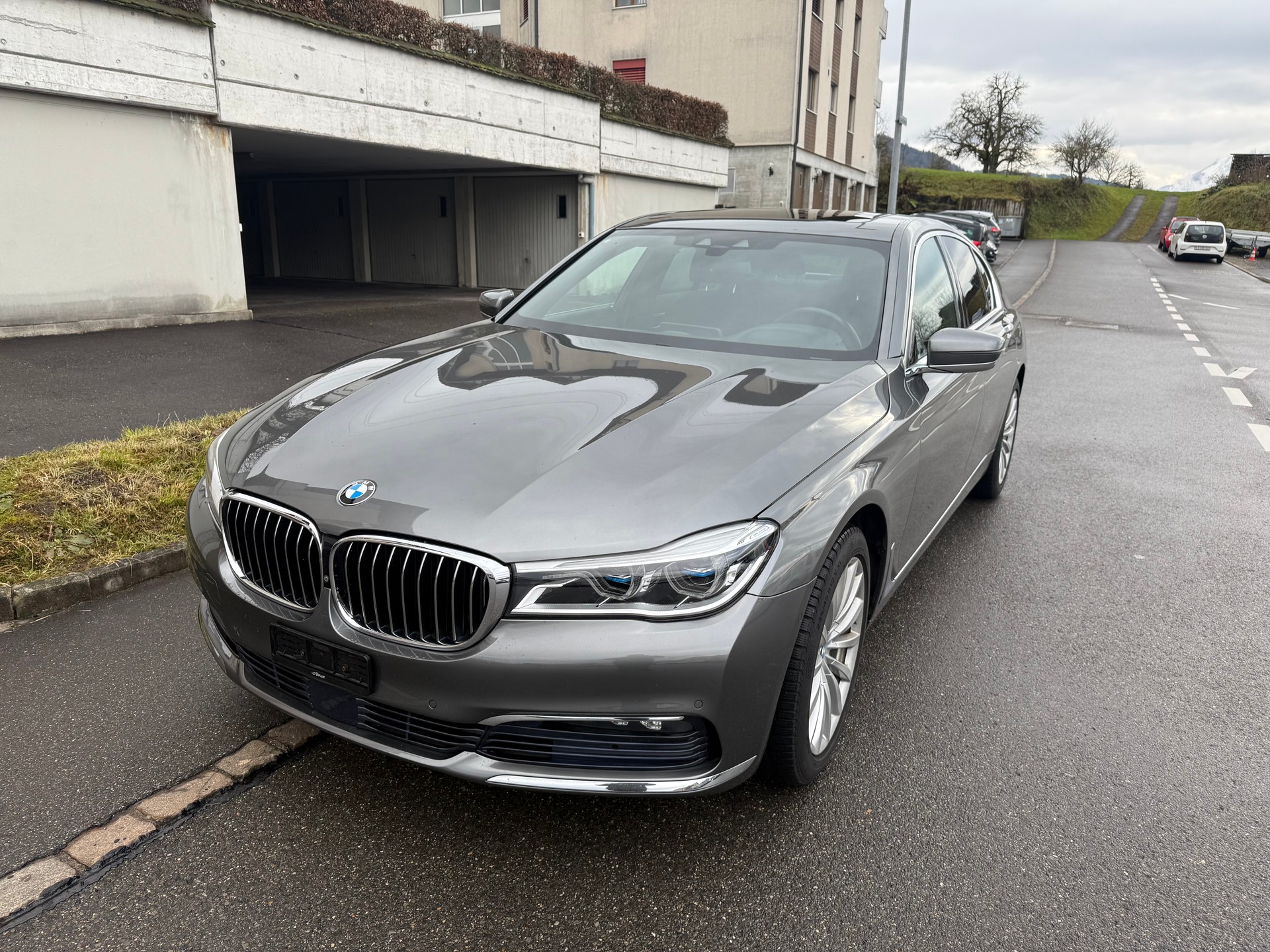 BMW 750i xDrive Steptronic-image-1