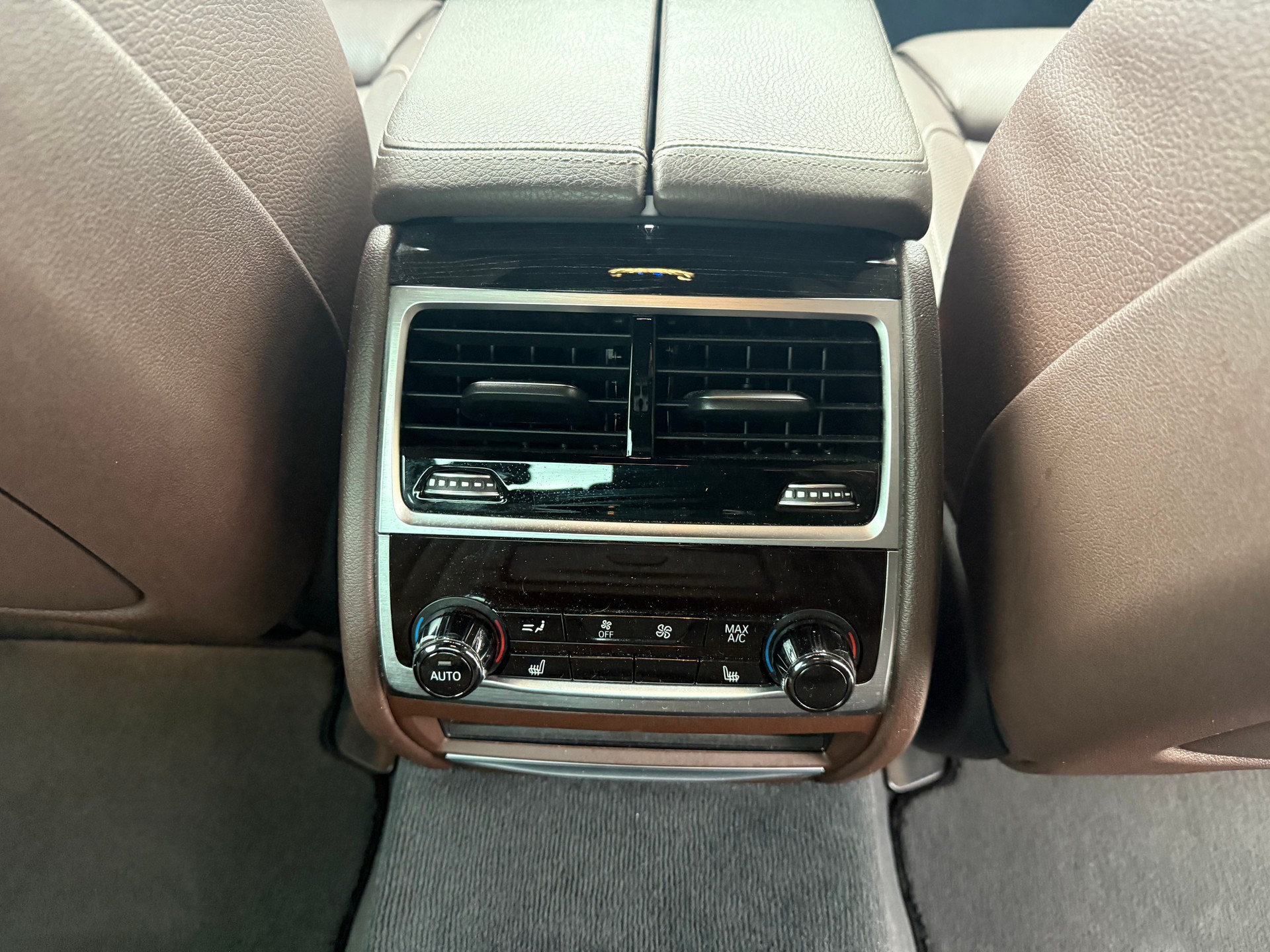 BMW 750i xDrive Steptronic-image-13