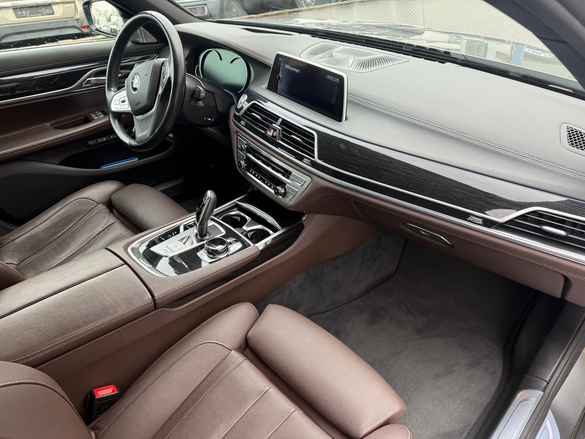 BMW 750i xDrive Steptronic-image-6