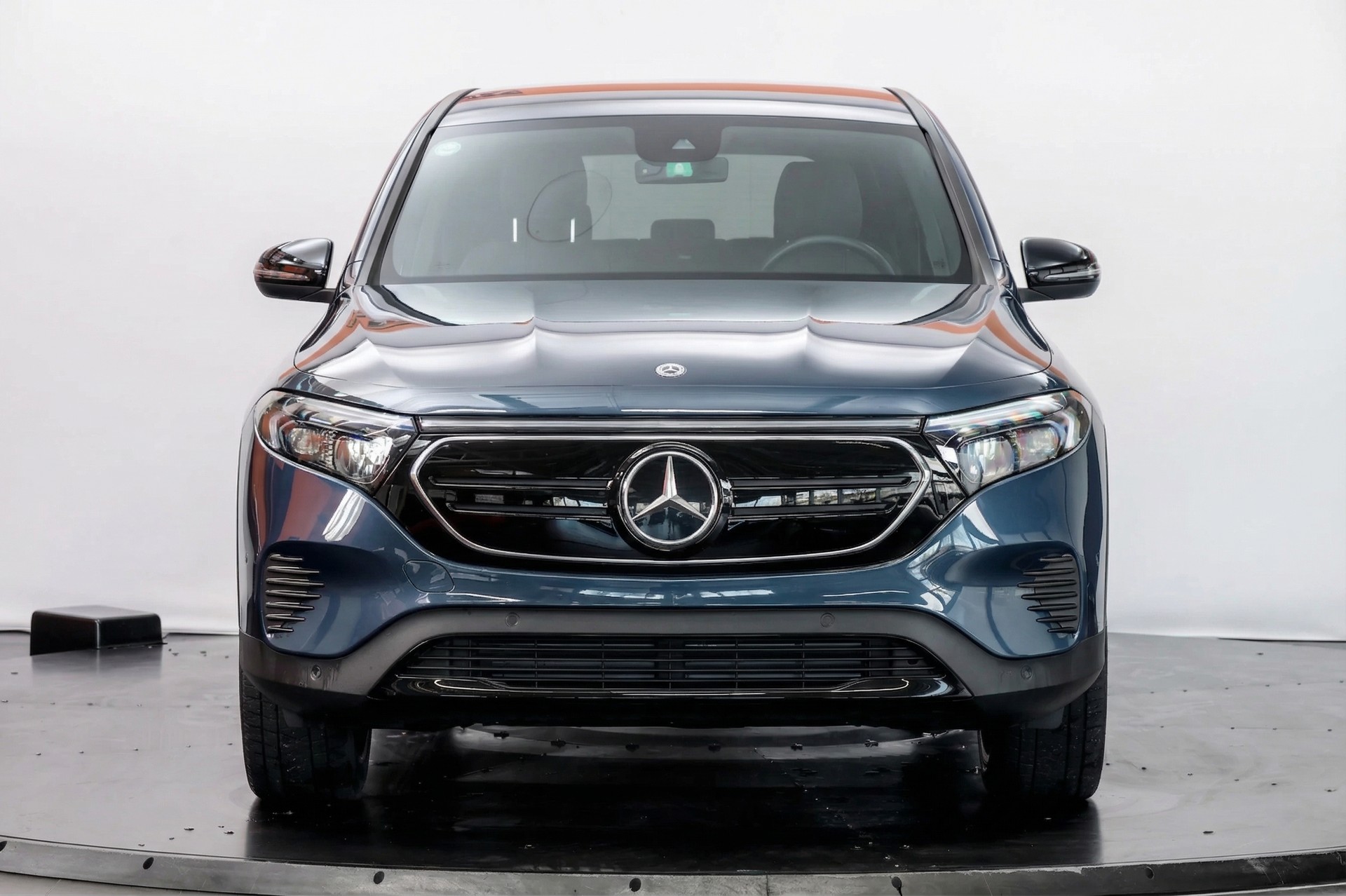 MERCEDES-BENZ EQB 350 4Matic-showroom-element-1