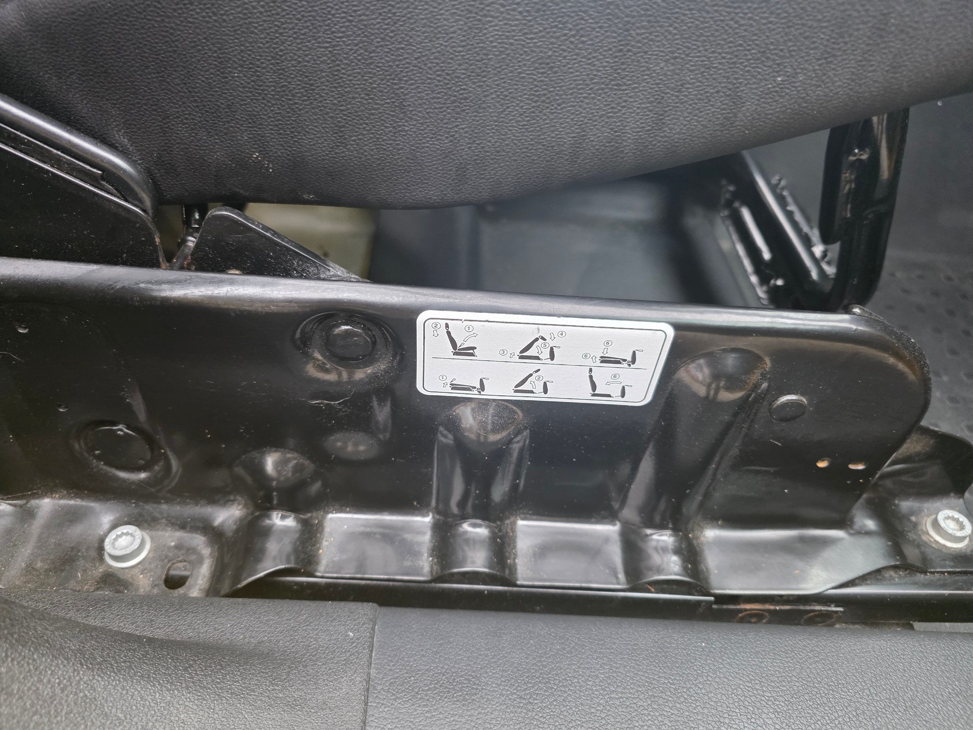 VW Caddy 2.0TDI BlueMotion Technology-image-14