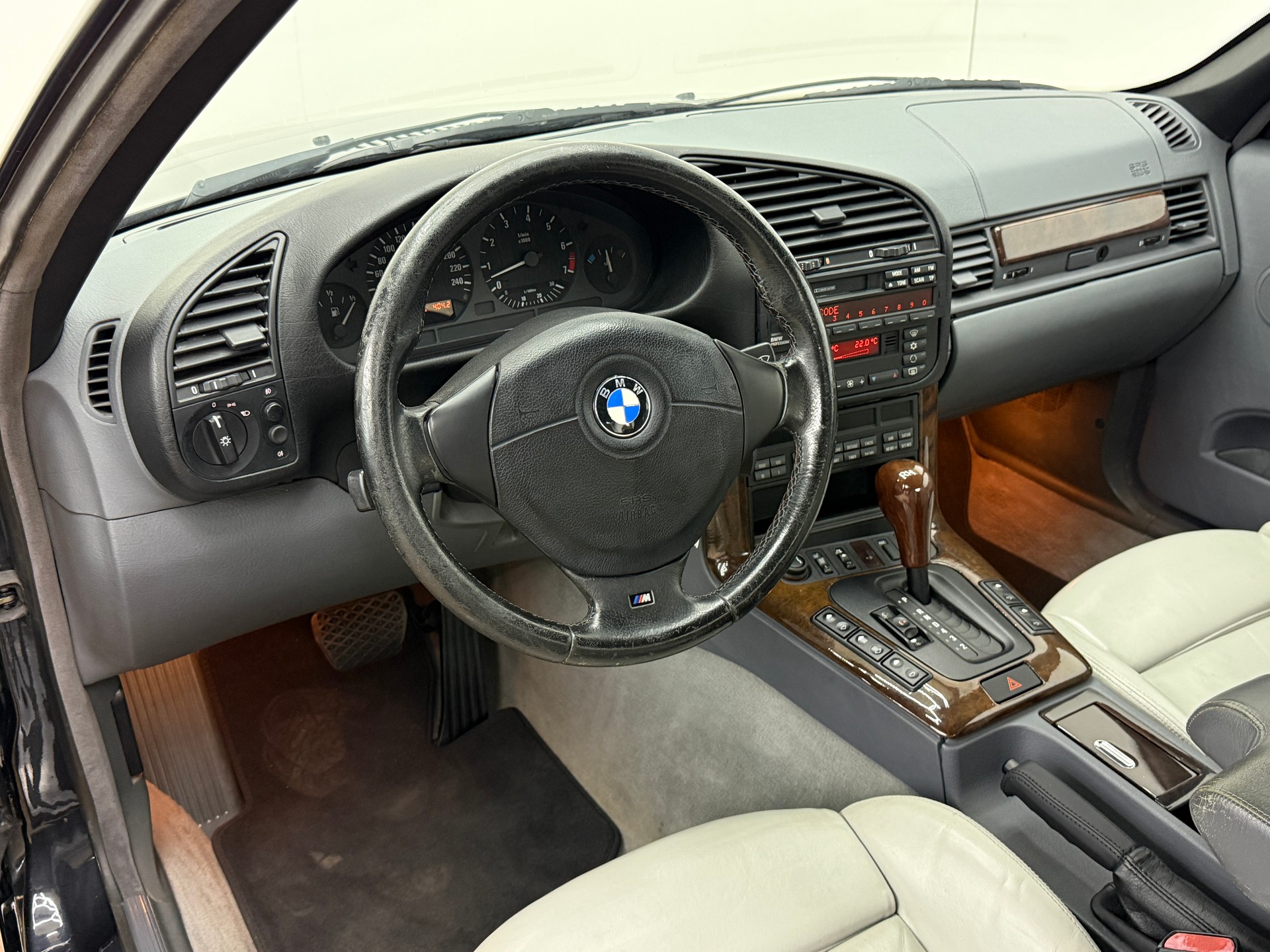 BMW 328i A Cabrio Sport-image-25