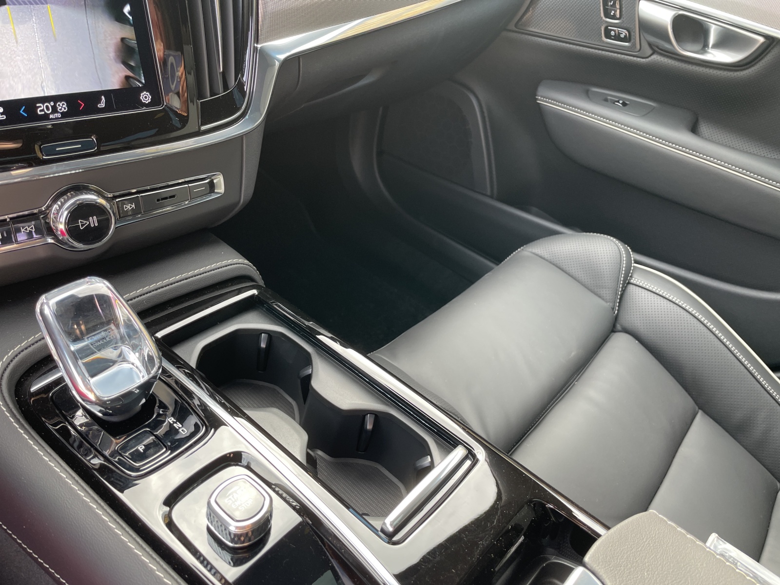 VOLVO V90 2.0 T8 TE Ultimate Dark eAWD-image-10