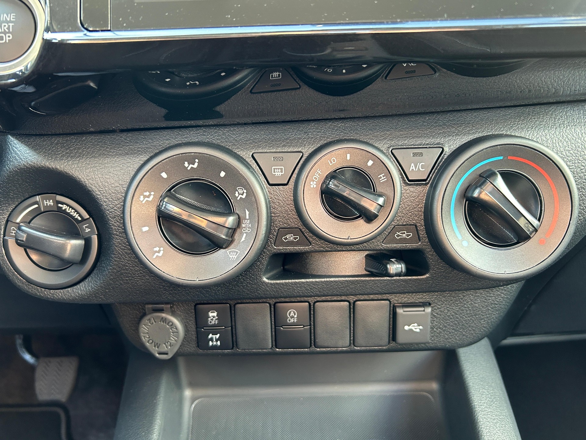 TOYOTA Hilux Double Cab.-Pick-up 2.8 D-4D 204 Comfort-image-11