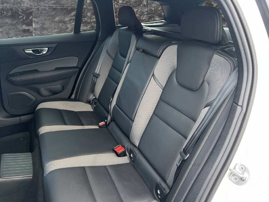 VOLVO V60 2.0 T6 TE Plus Dark eAWD-image-8
