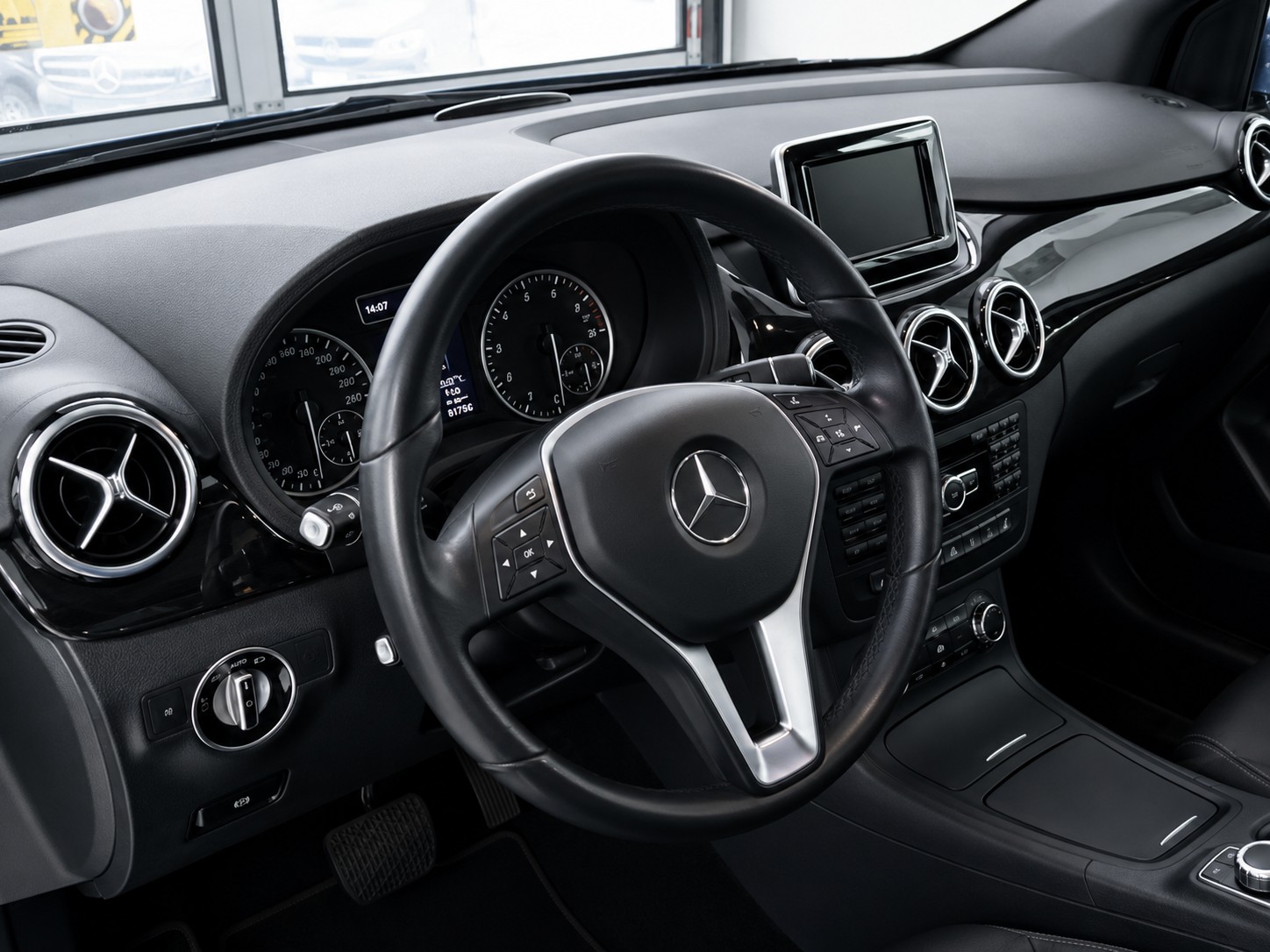 MERCEDES-BENZ B 180 7G-DCT-image-2