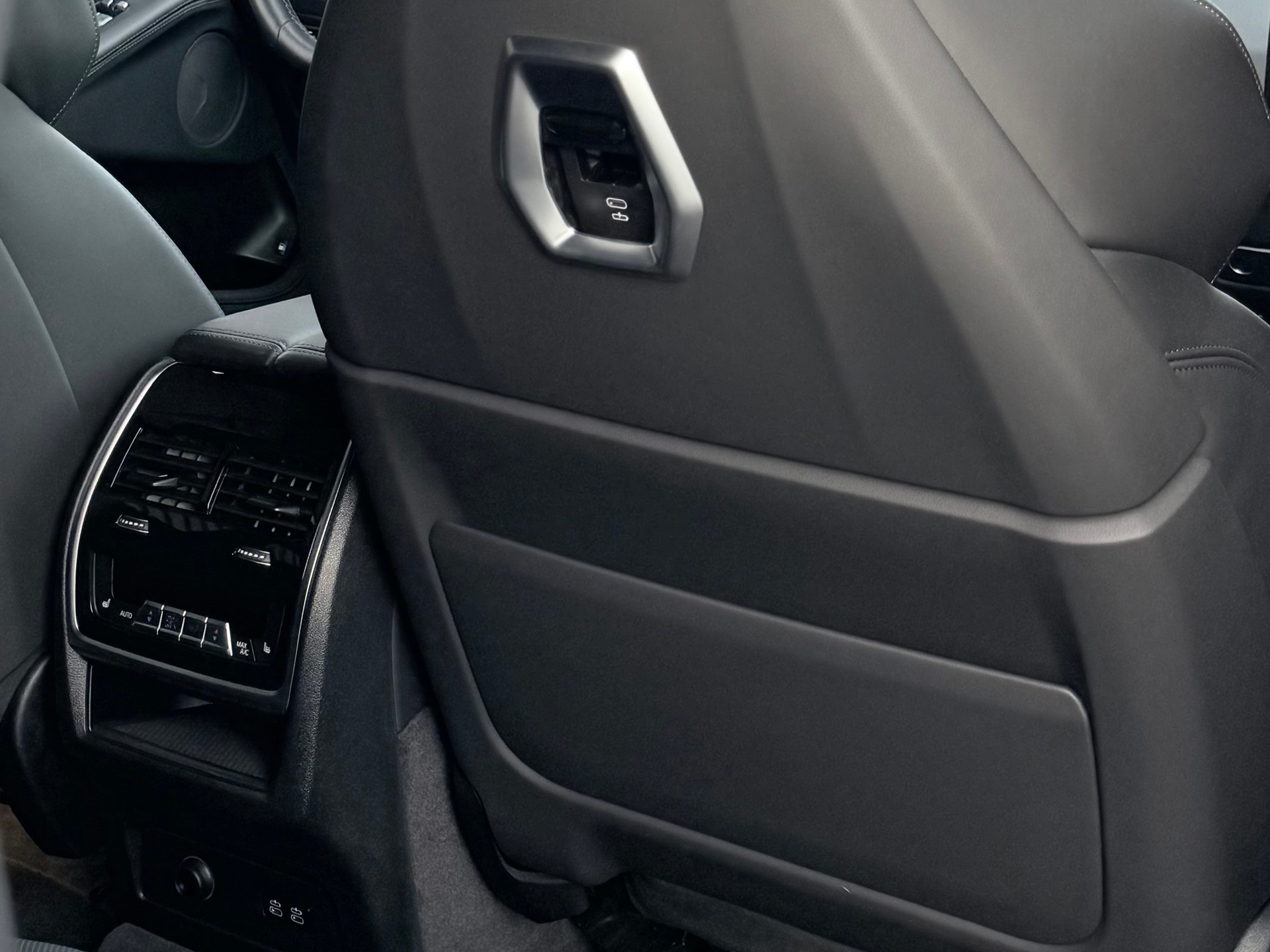 BMW XM xDrive 50e PHEV Steptronic-image-12