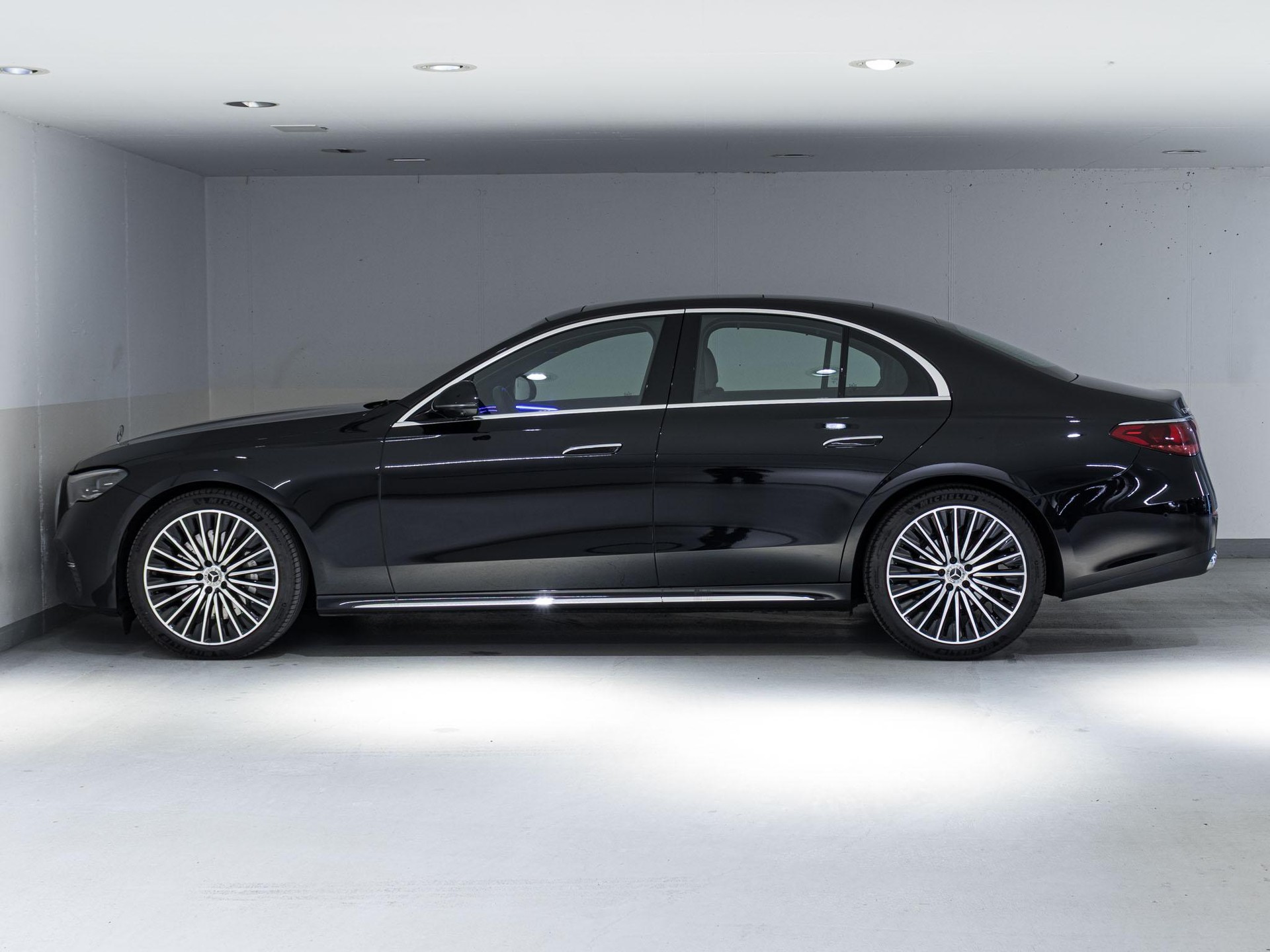 MERCEDES-BENZ E 200 4MATIC-image-4