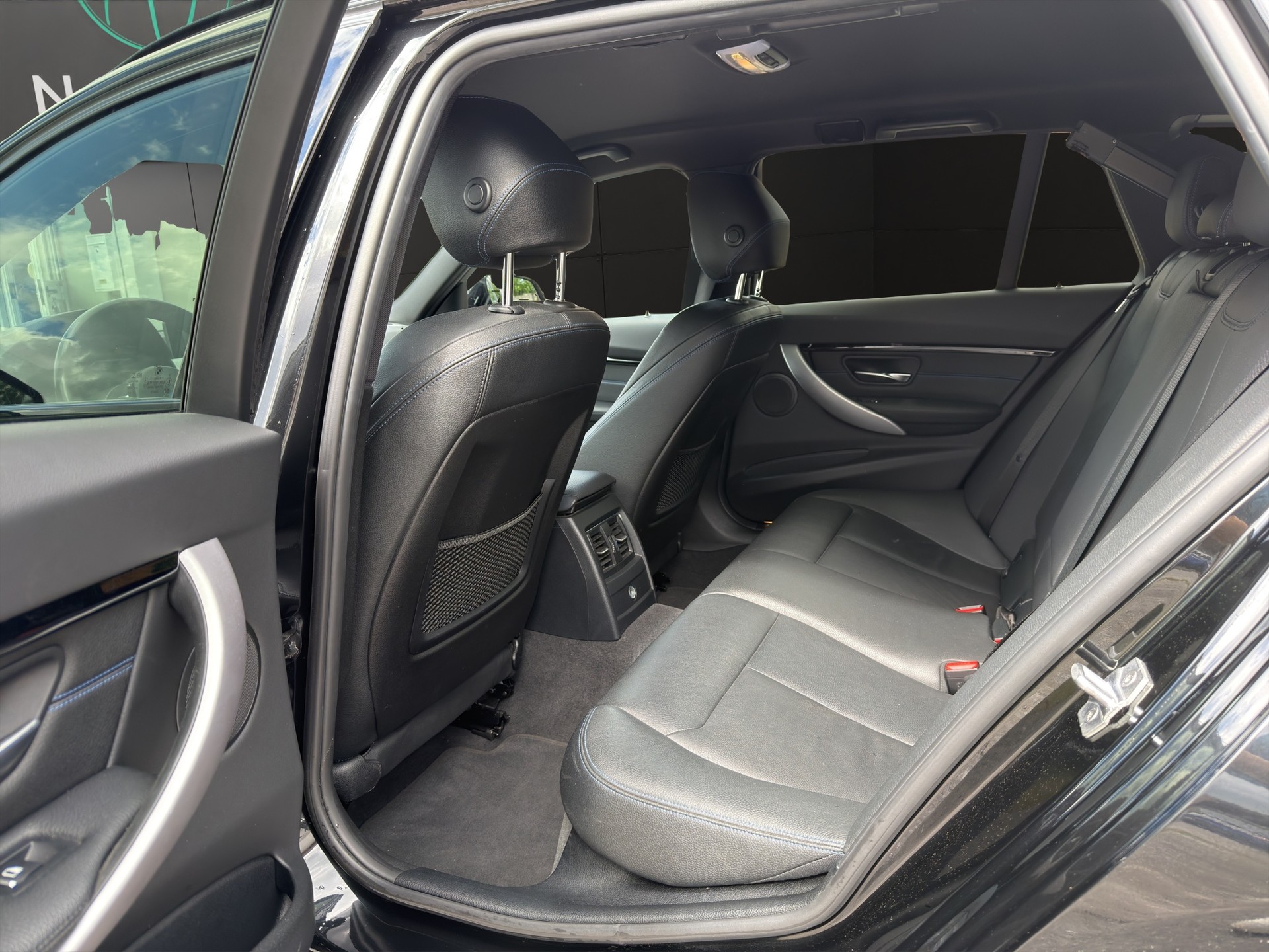 BMW 320i xDrive Touring M Sport Steptronic-image-13