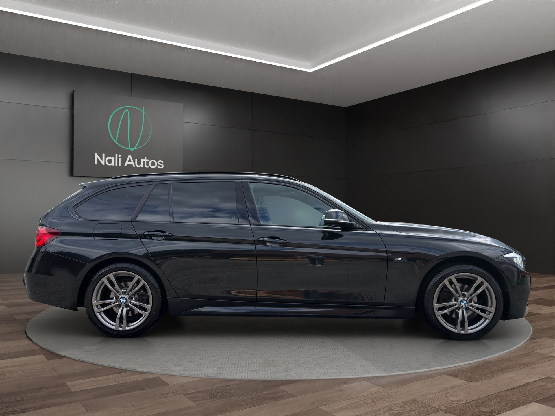 BMW 320i xDrive Touring M Sport Steptronic-image-5