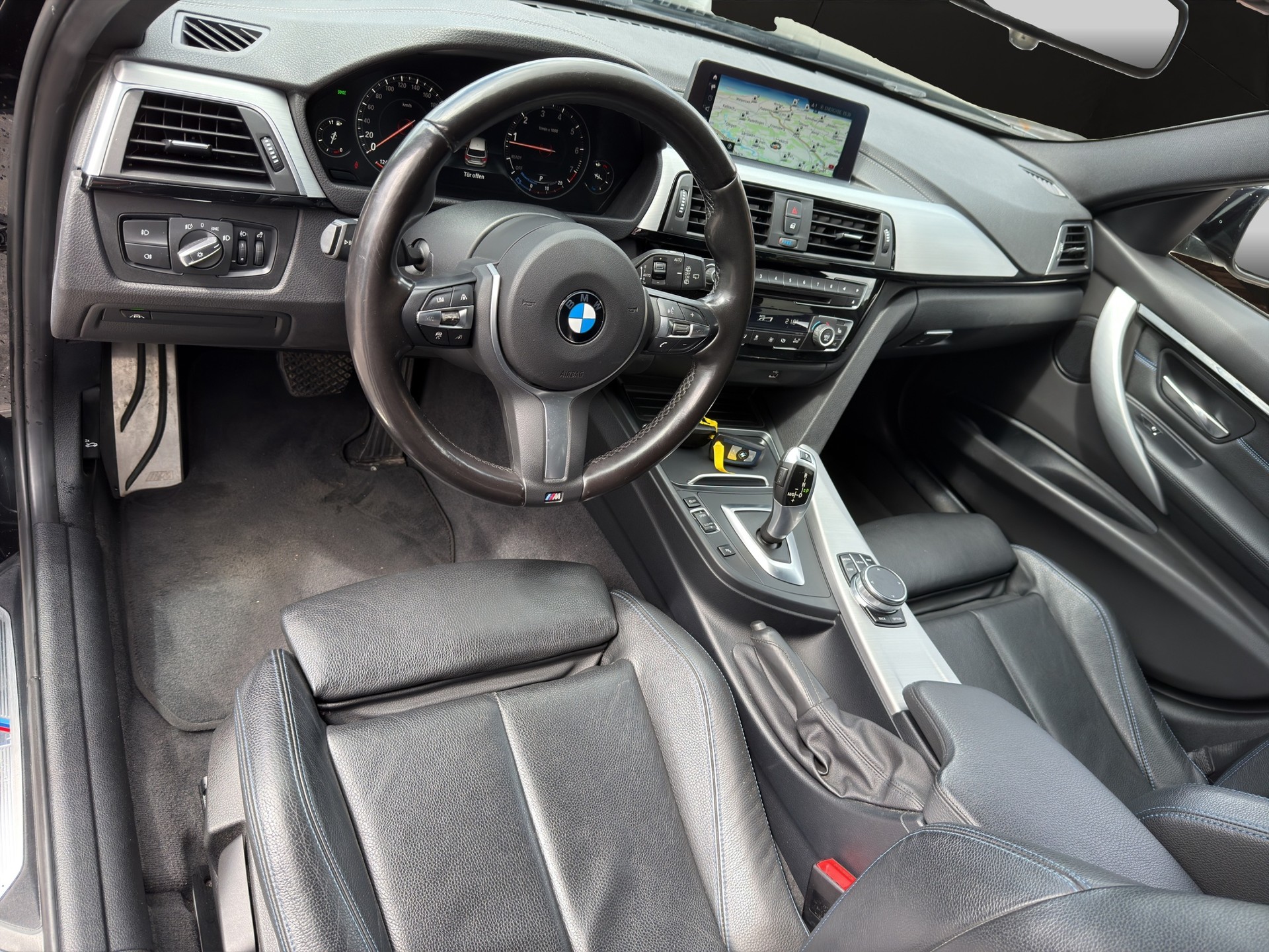 BMW 320i xDrive Touring M Sport Steptronic-image-6