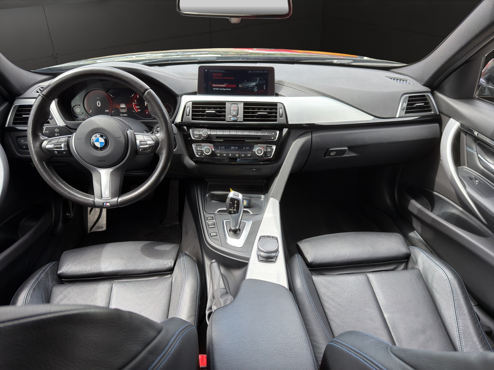BMW 320i xDrive Touring M Sport Steptronic-image-11