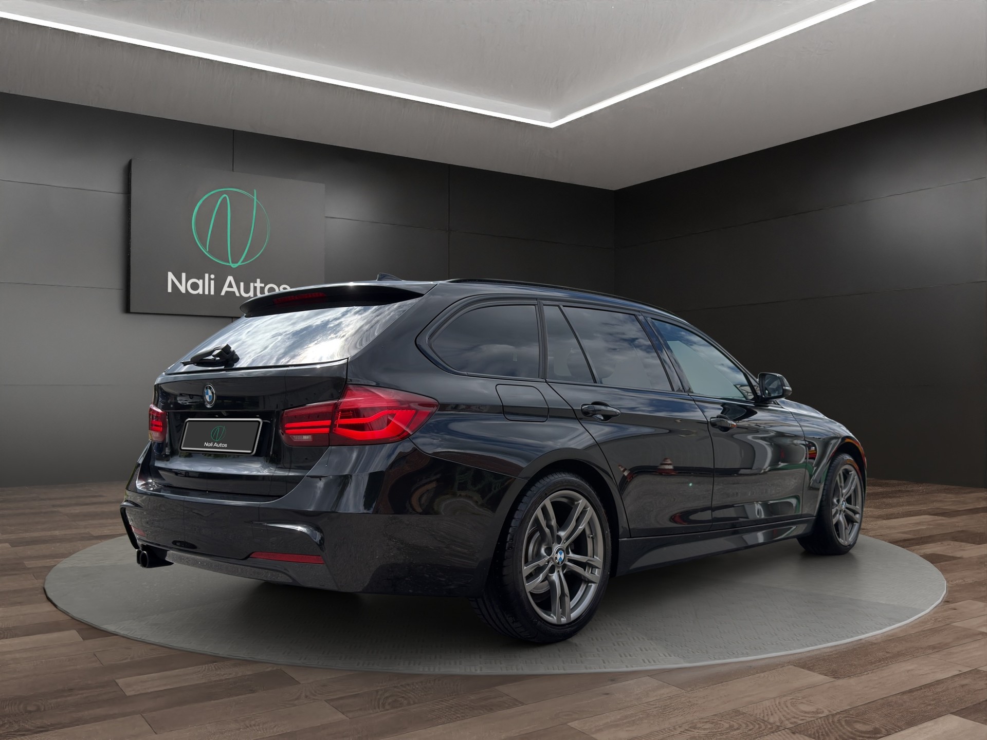 BMW 320i xDrive Touring M Sport Steptronic-image-4