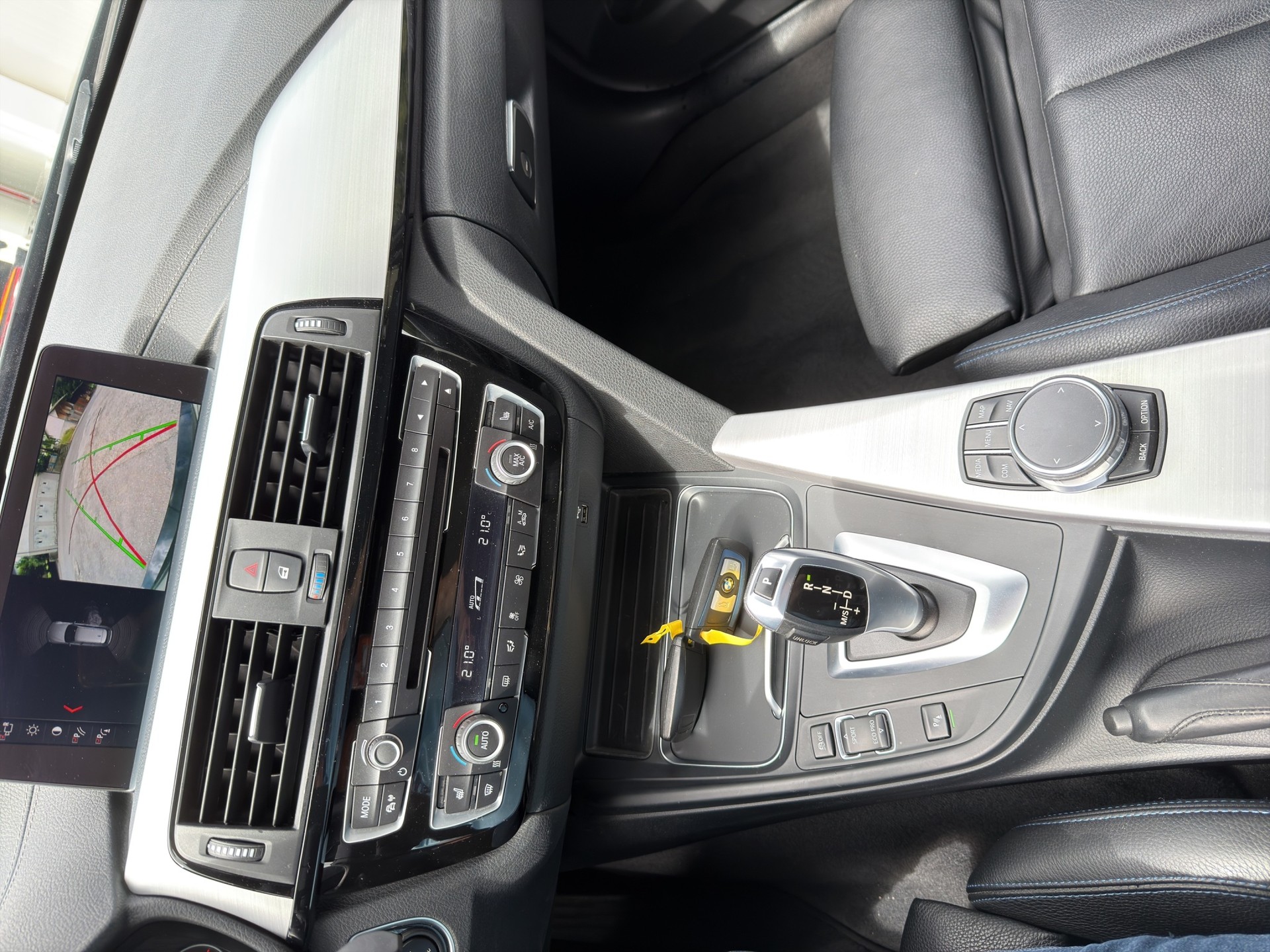 BMW 320i xDrive Touring M Sport Steptronic-image-10
