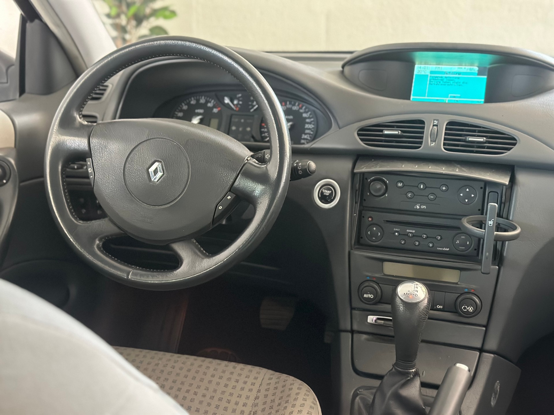 RENAULT Laguna 2.0 16V Dynamique Automatic-image-11