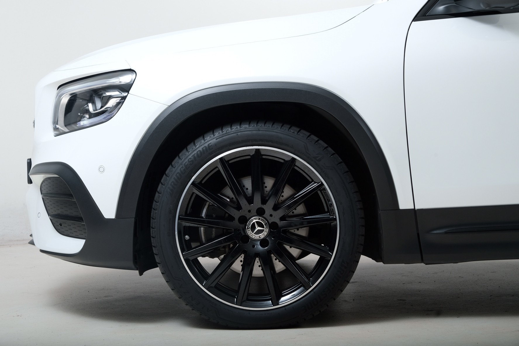 MERCEDES-BENZ GLB 250 4Matic AMG Line 8G-Tronic-showroom-element-2