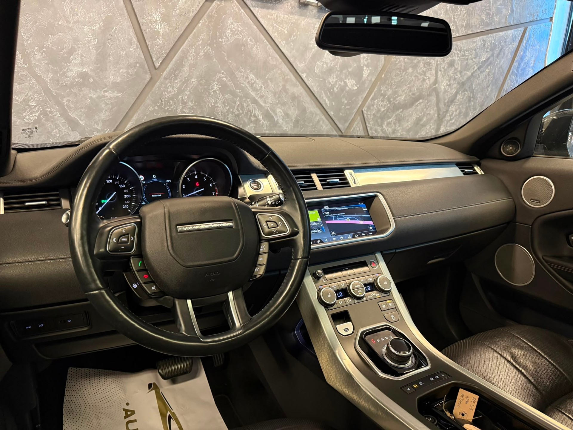 LAND ROVER Range Rover Evoque 2.0 Si4 SE Dynamic AT9-image-9