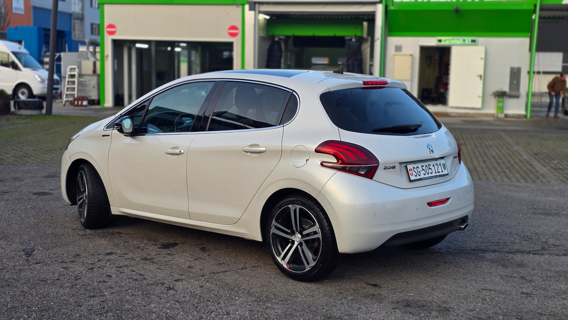 PEUGEOT 208 1.2 THP Allure Gt-line-image-3