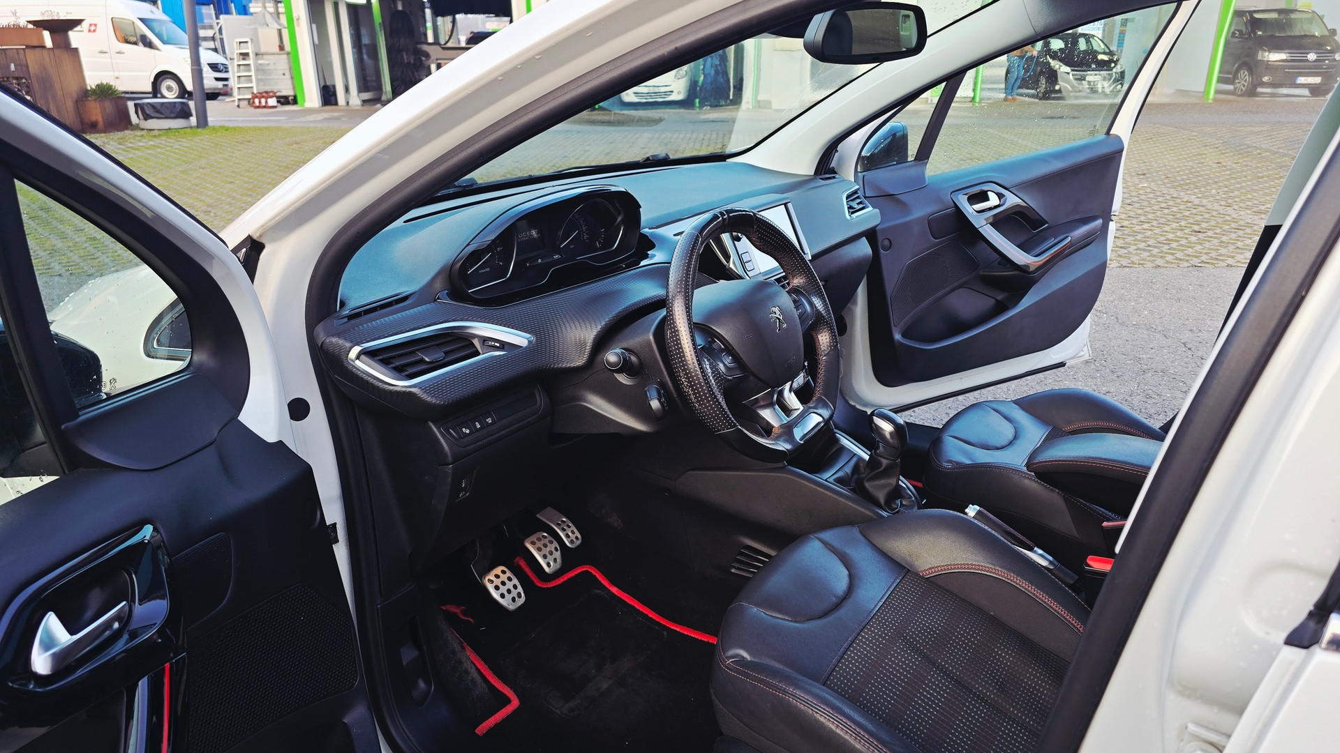 PEUGEOT 208 1.2 THP Allure Gt-line-image-7