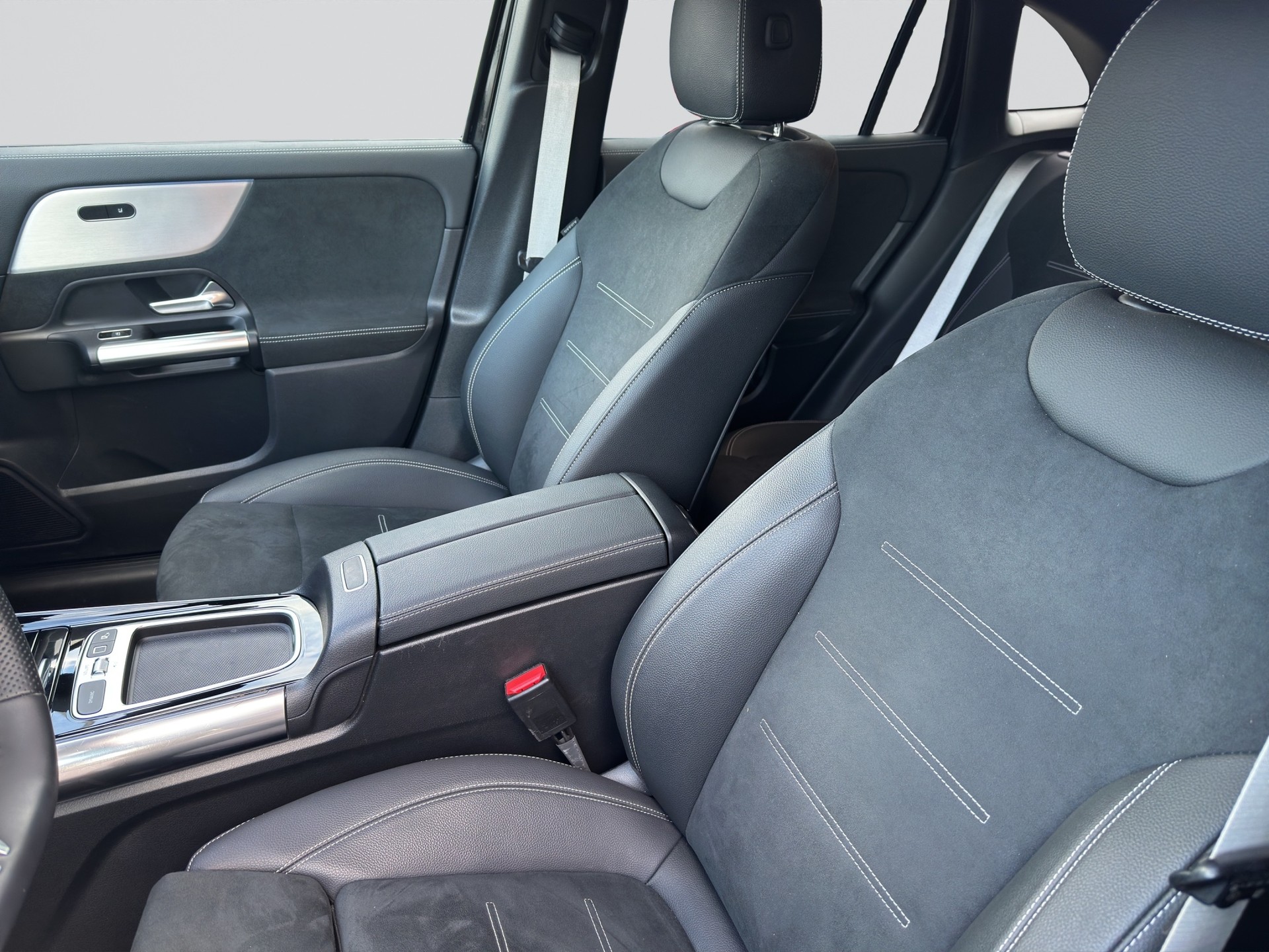 MERCEDES-BENZ GLA 220d 4Matic 8G-DCT AMG Line Night-image-4