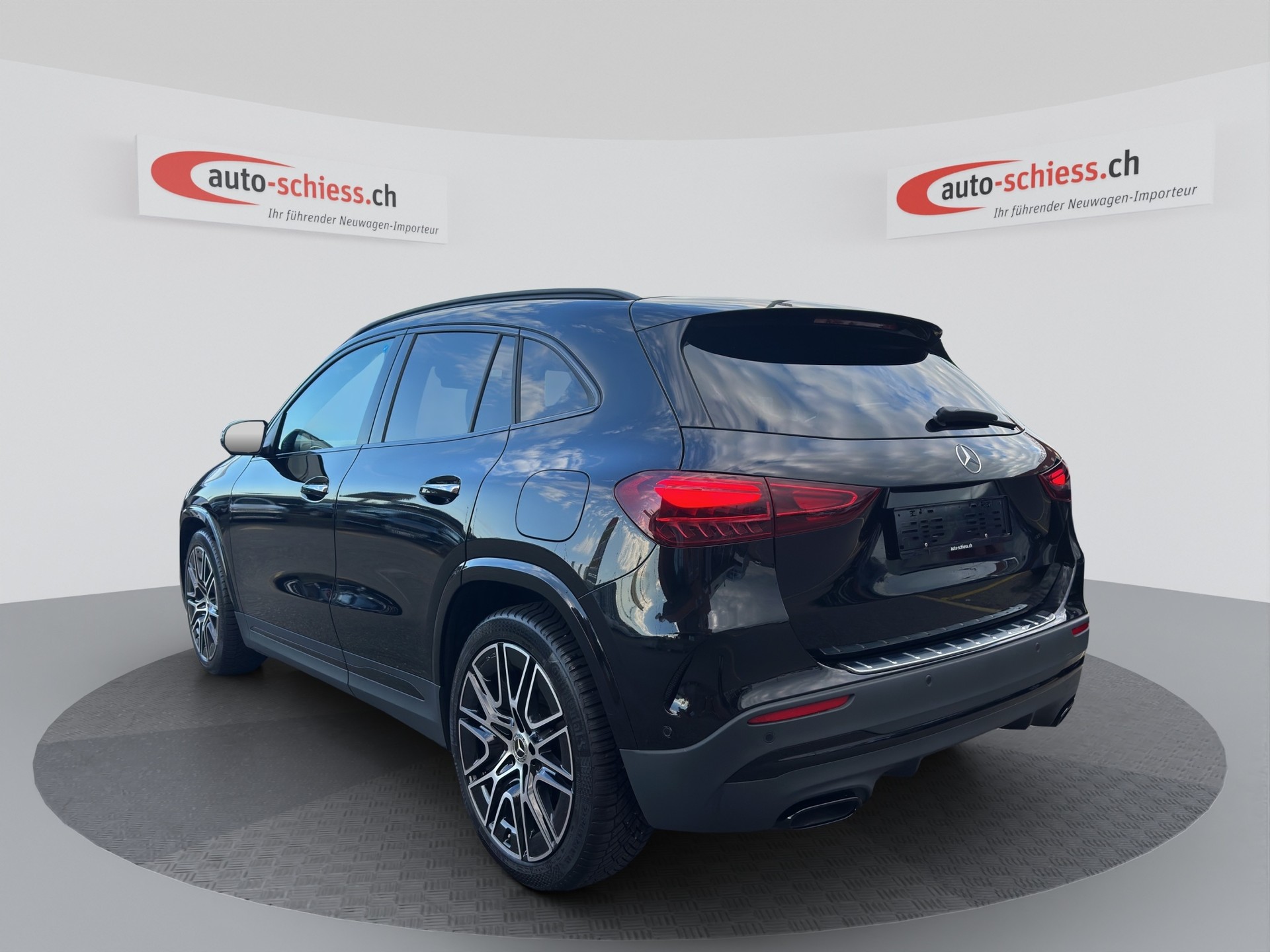 MERCEDES-BENZ GLA 220d 4Matic 8G-DCT AMG Line Night-showroom-element-3