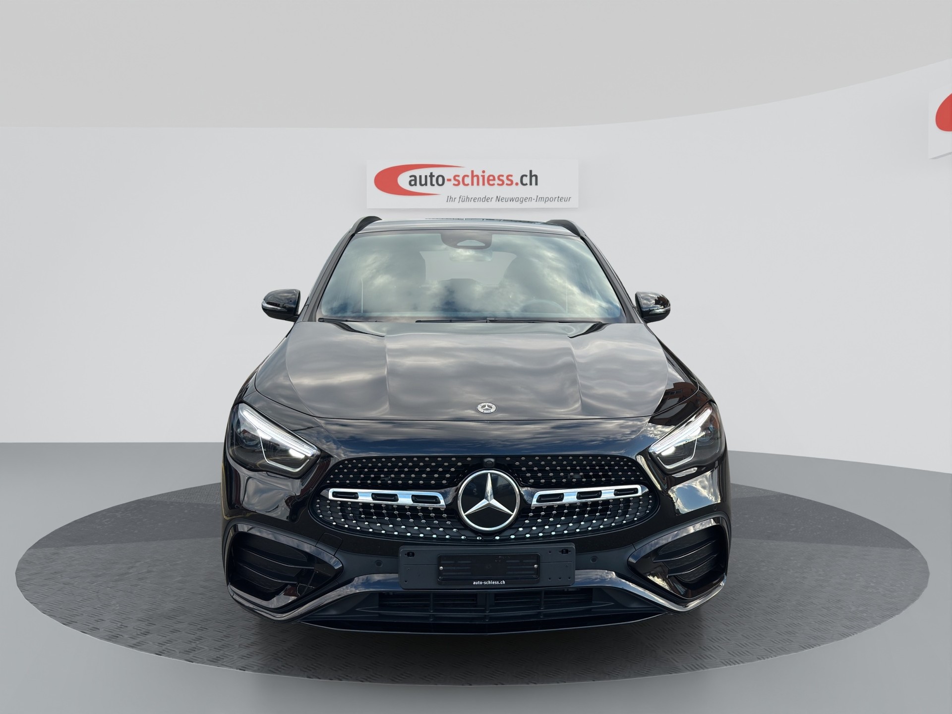 MERCEDES-BENZ GLA 220d 4Matic 8G-DCT AMG Line Night-showroom-element-1