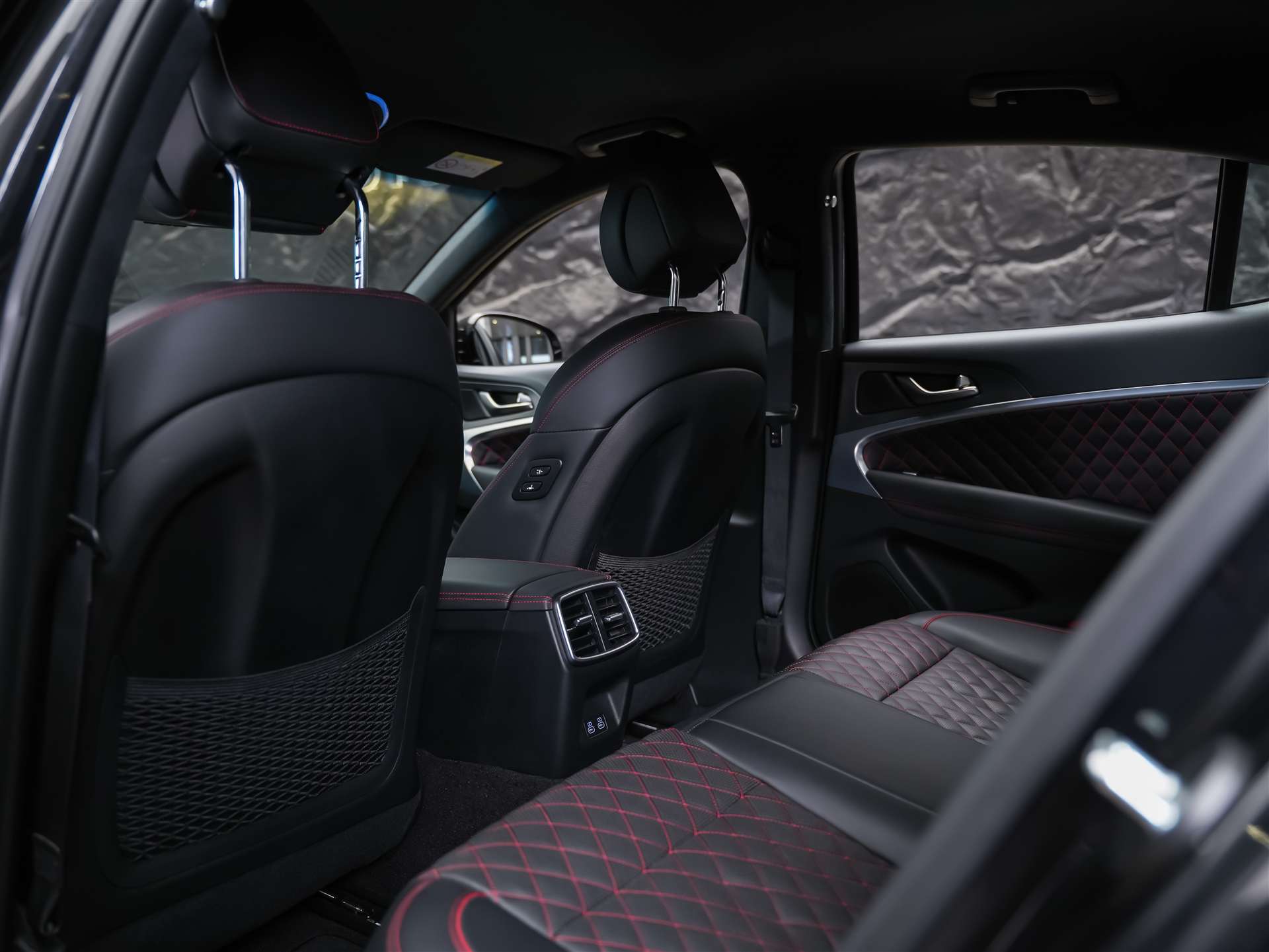 GENESIS G70 2.0 TGDI Sport AT8 AWD *ALL BLACK*Werksgarantie*Lenkradheizung*Sitzbelüftung*Head-Up*-image-12