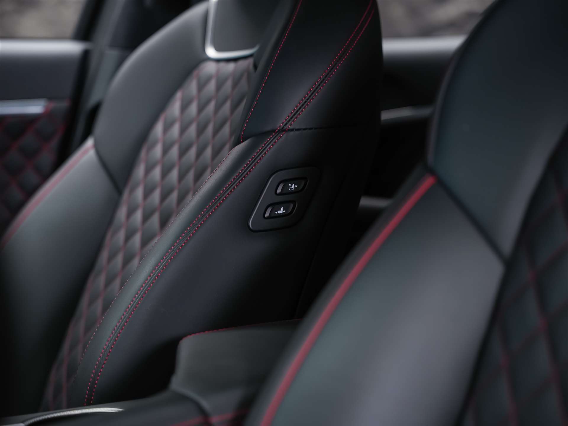 GENESIS G70 2.0 TGDI Sport AT8 AWD *ALL BLACK*Werksgarantie*Lenkradheizung*Sitzbelüftung*Head-Up*-image-11